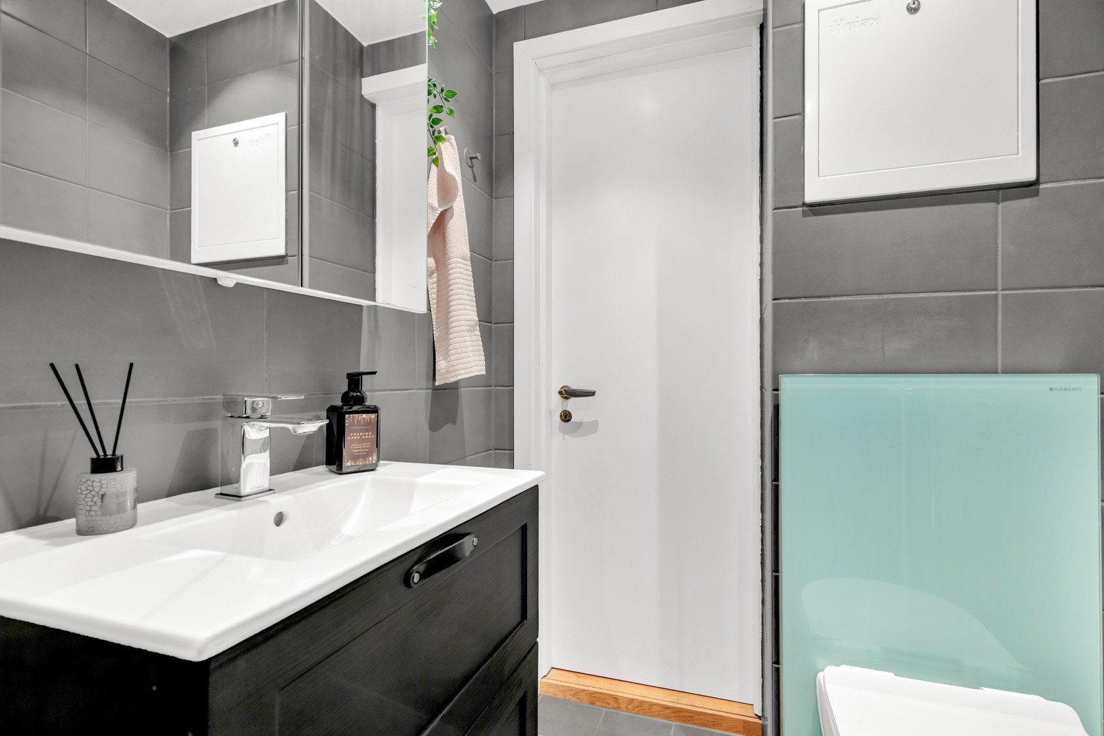 Badet har naturlig ventilasjon og elektriske varmekabler i gulv. Galleribilde