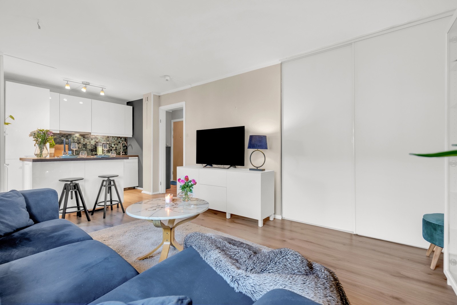 Sovealkoven har skyvedørsfronter og kan enkelt lukkes og åpnes som ønsket. Galleribilde