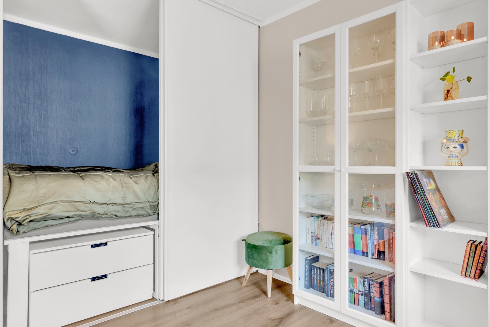 Oppbevaring i skuffer under sengen i alkoven. Galleribilde