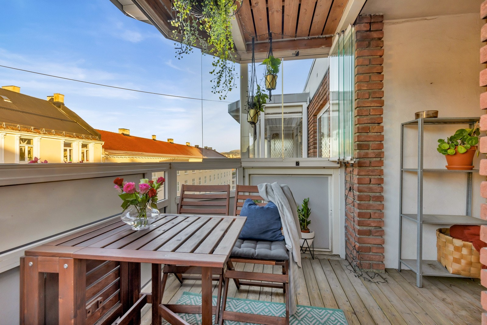 Det er god plass til stor sittegruppe og annet ønsket utemøblement. Galleribilde