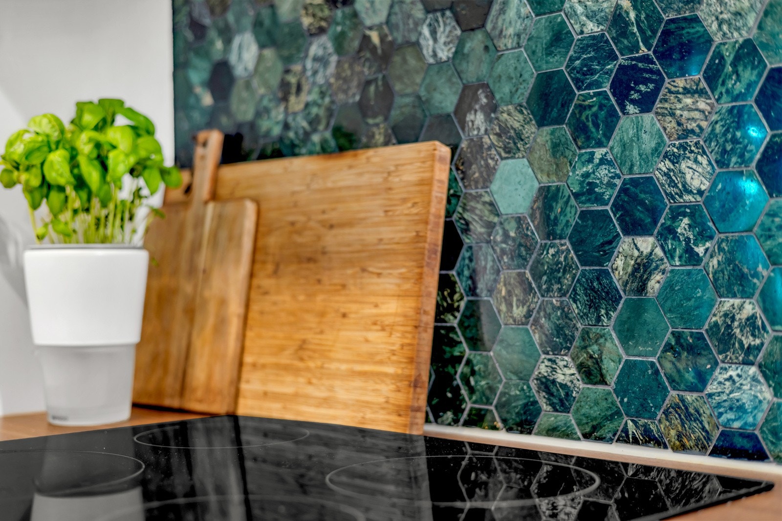 Det ble lagt lekre fliser på vegg over benkeskapene i 2020. Galleribilde