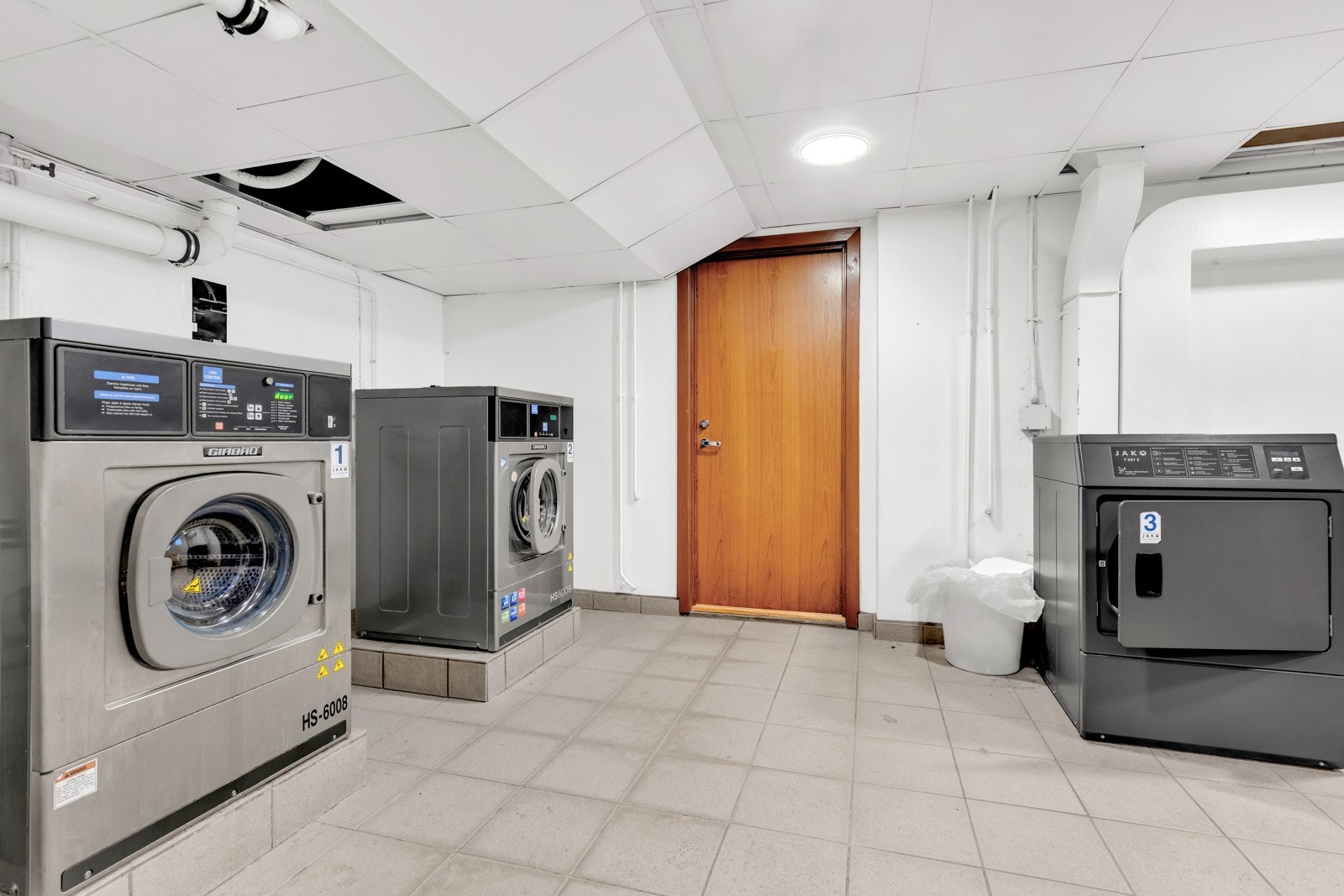 Oppgradert fellesvaskeri, gratis for beboerne. Fellesvaskeriet befinner seg i inngang-etasjen. Galleribilde