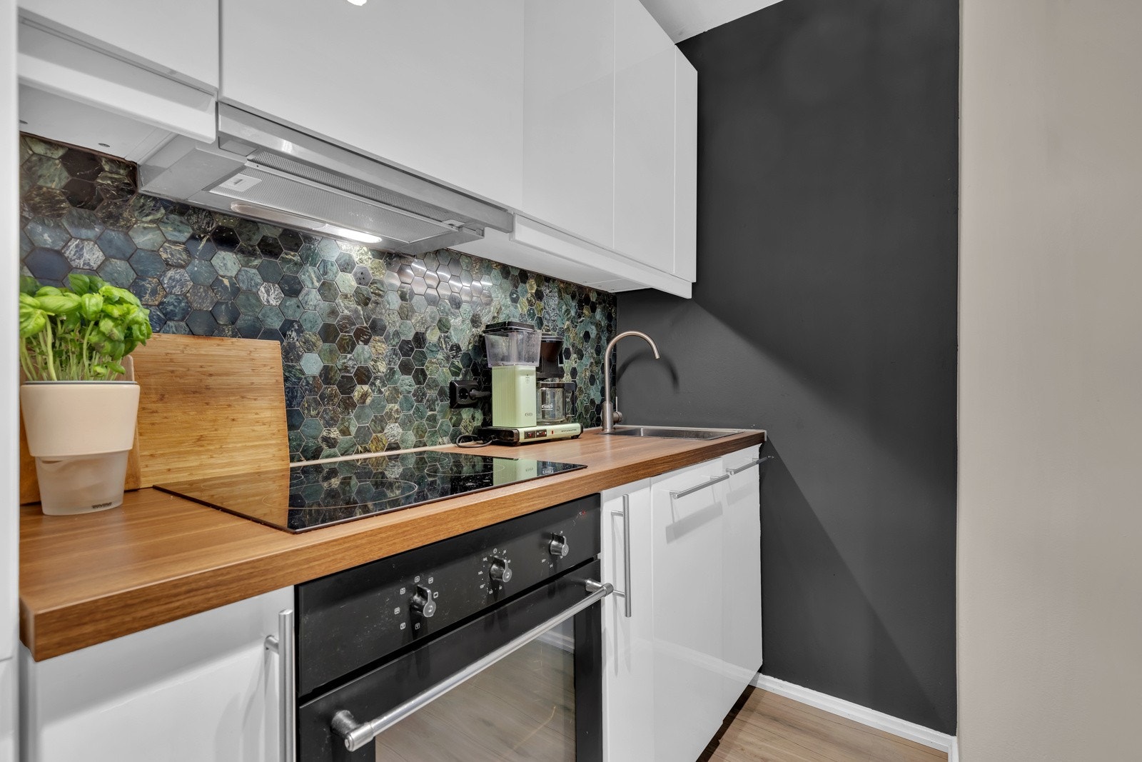 Integrert i innredningen er kjøleskap/fryser, oppvaskmaskin, komfyr og platetopp. Kjøkkenventilator med kullfilter. Galleribilde