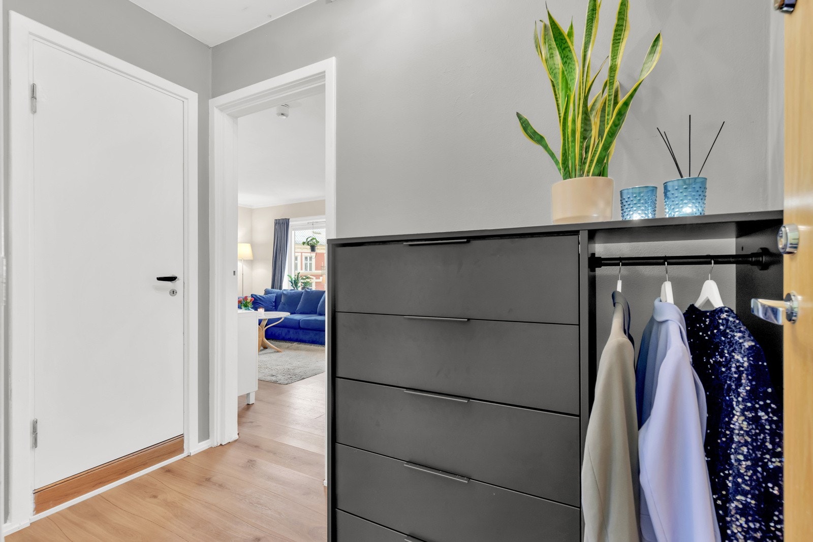 Entré med plass til yttertøy, kommode og integrerte garderobe-skap. Galleribilde