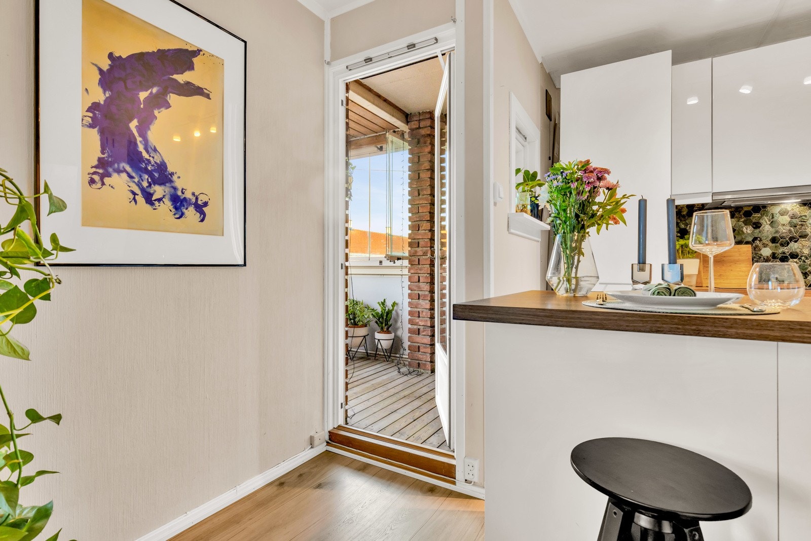 Fra stuen er det dør ut til den innglassede balkongen. Galleribilde