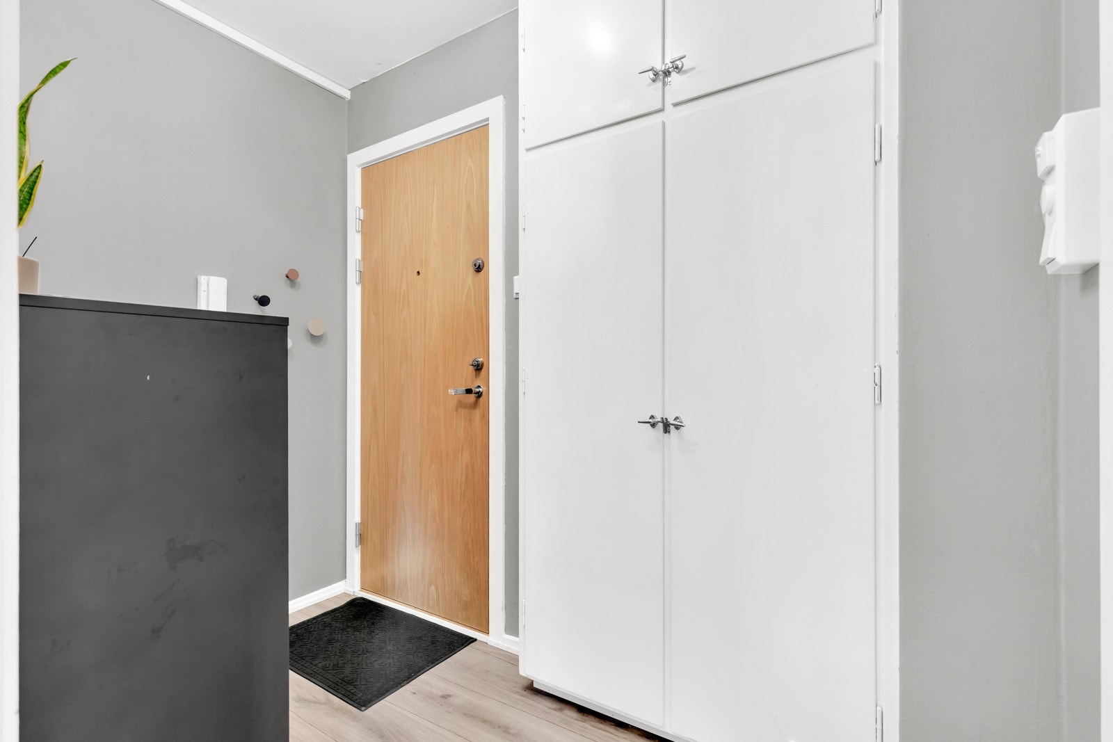 Integrerte skap i entré. Galleribilde