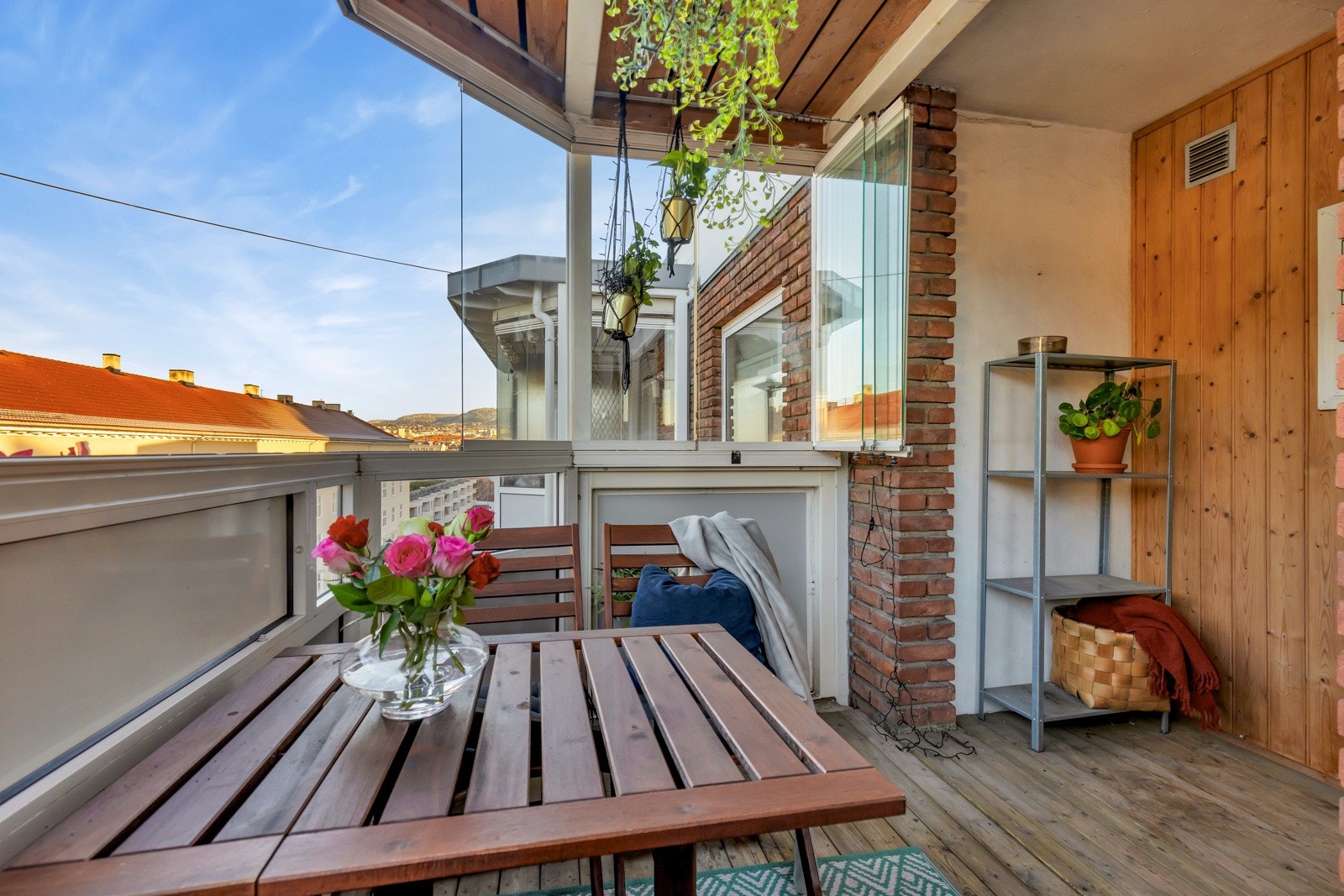 Balkongen fungerer som en forlengelse av stuen fra vår til høst. Galleribilde