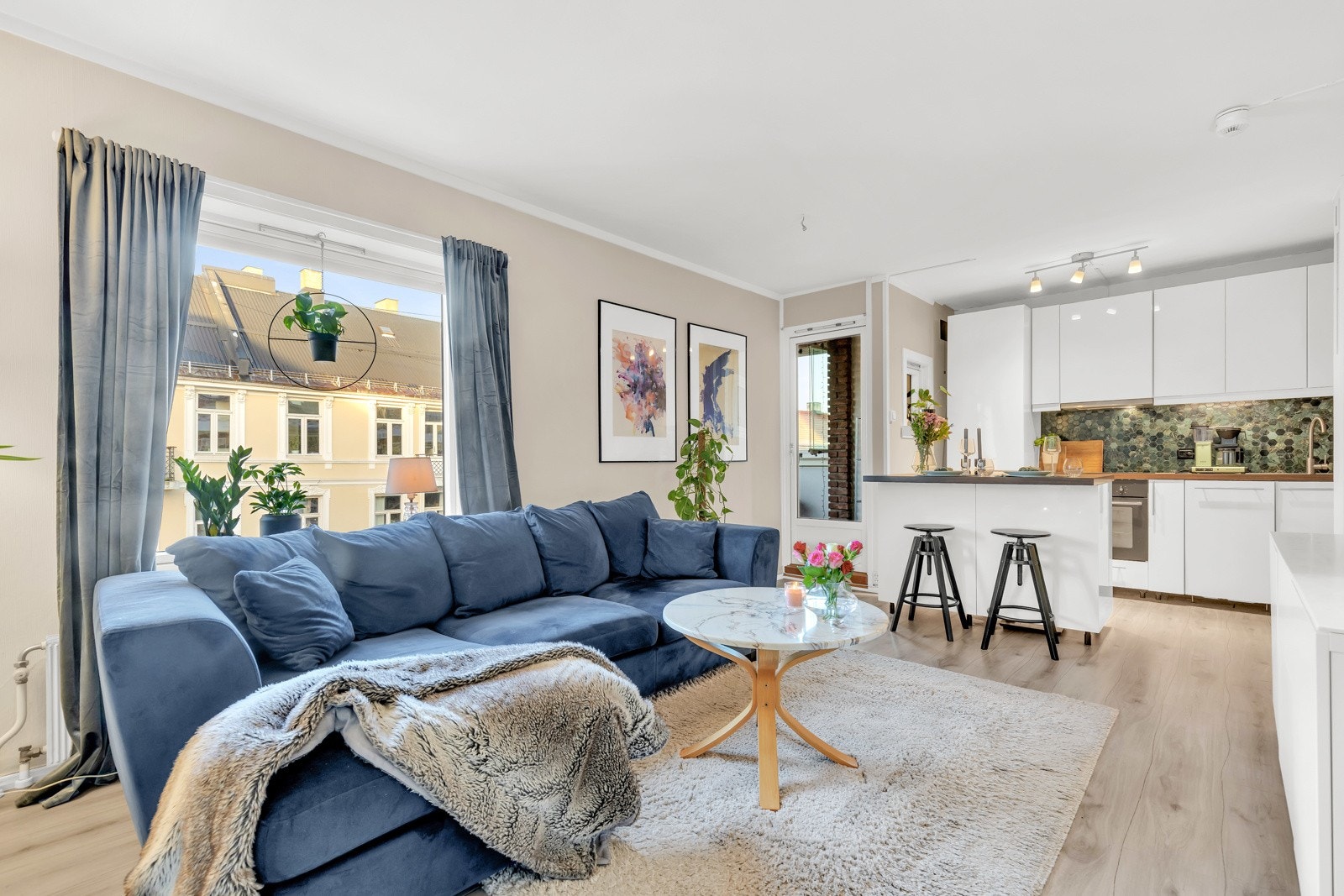 Det er plass til sofaseksjon og spiseplass på kjøkkenøyen. Galleribilde