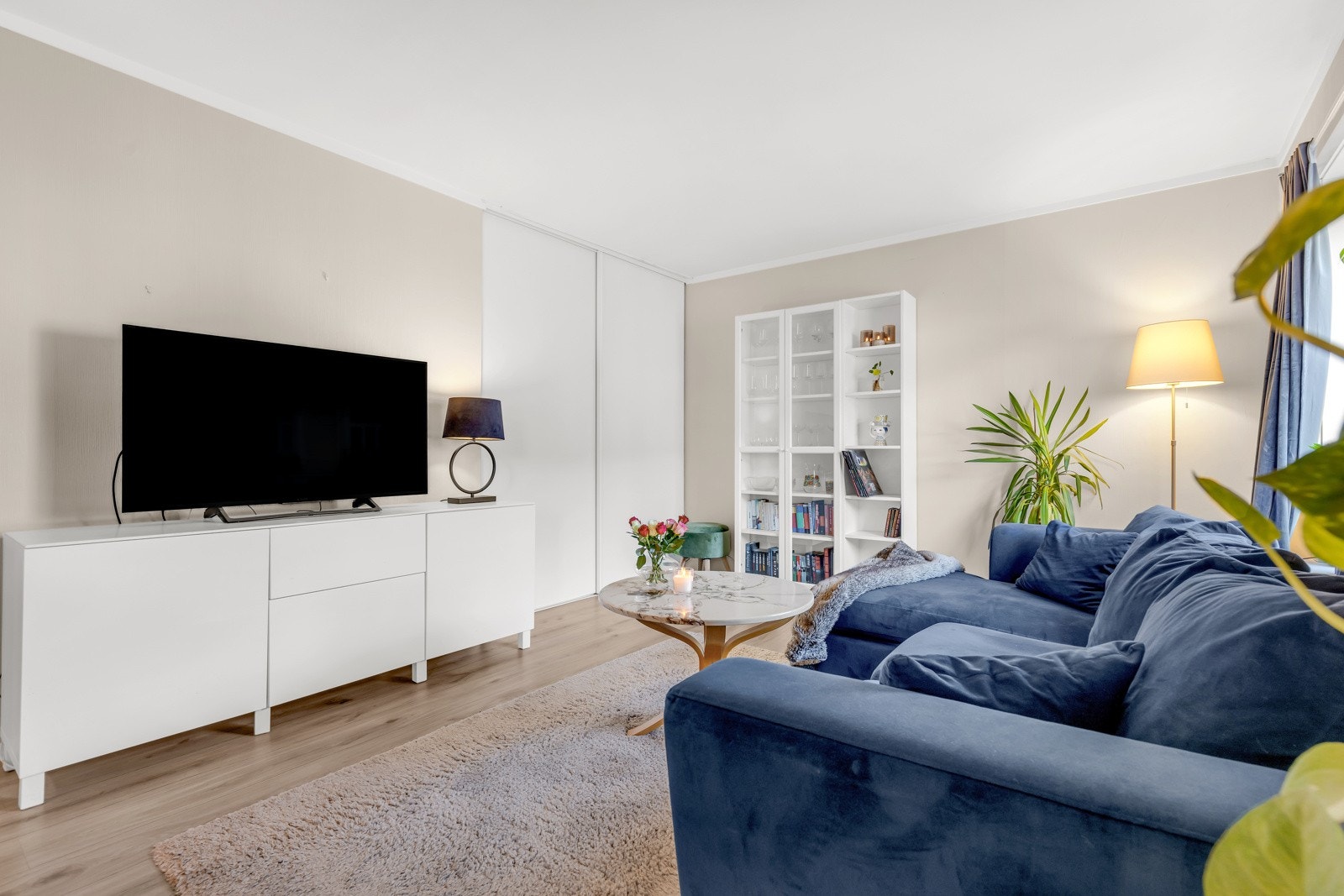 Luftig og lys åpen kjøkken- og stueløsning med gode soner. Praktisk sovealkove med skyvedører! Galleribilde