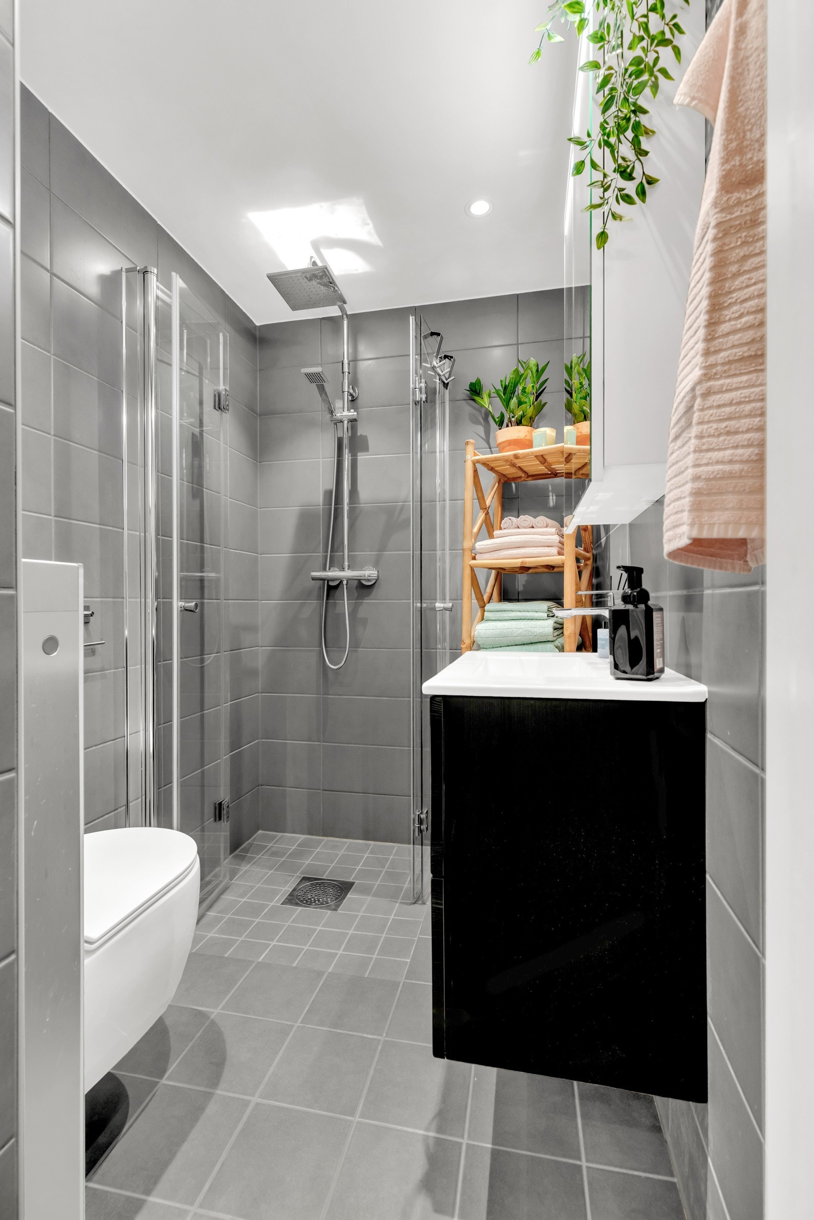 Lekkert baderom, nytt fra 2021. Badet ble pusset opp i regi av borettslaget, i forbindelse med utskiftning av soilrør i hele gården. Galleribilde