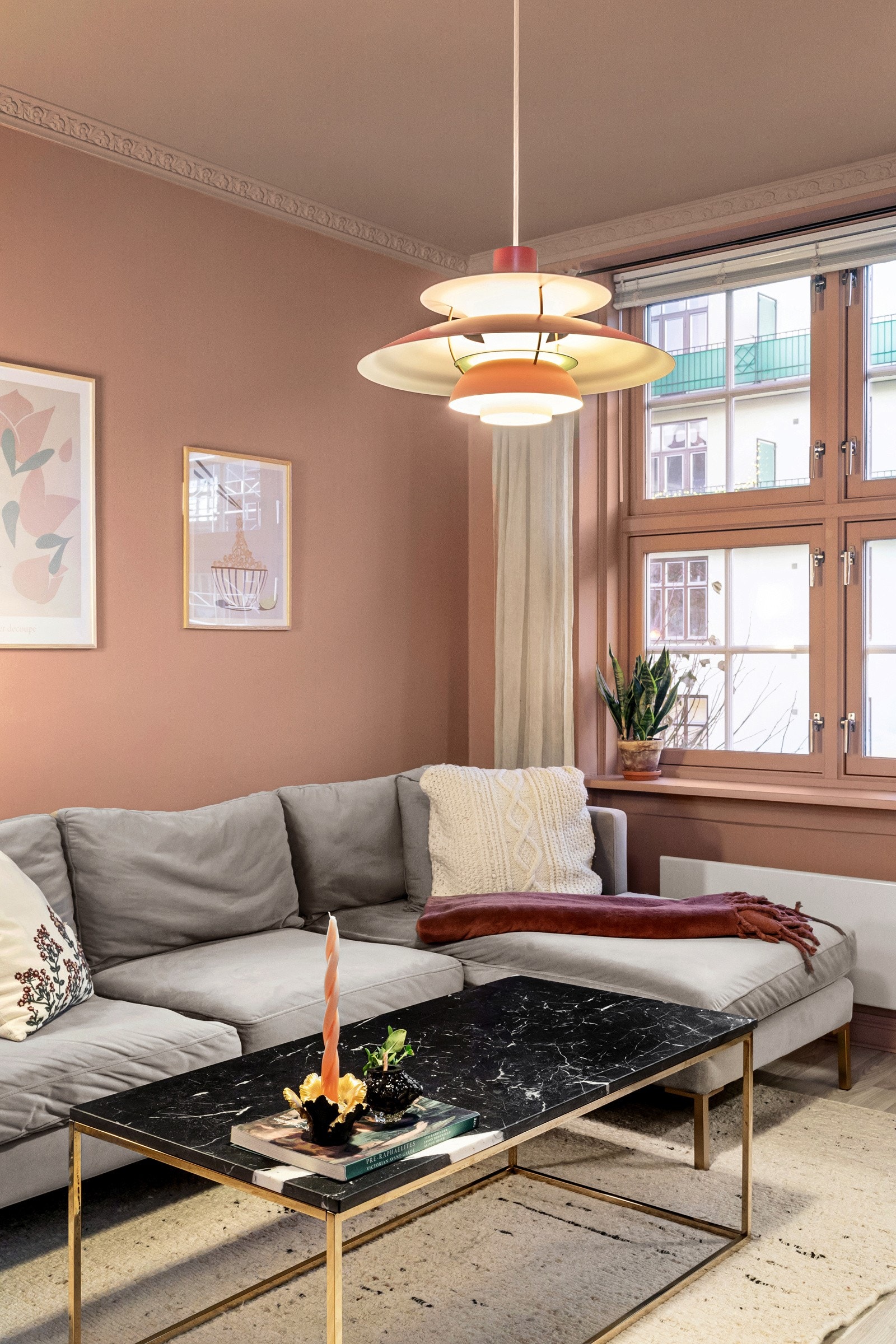 Hele leiligheten er malt i tidsriktige og delikate fargetoner, hvilket gjør det enkelt å innrede til enhver smak. Galleribilde