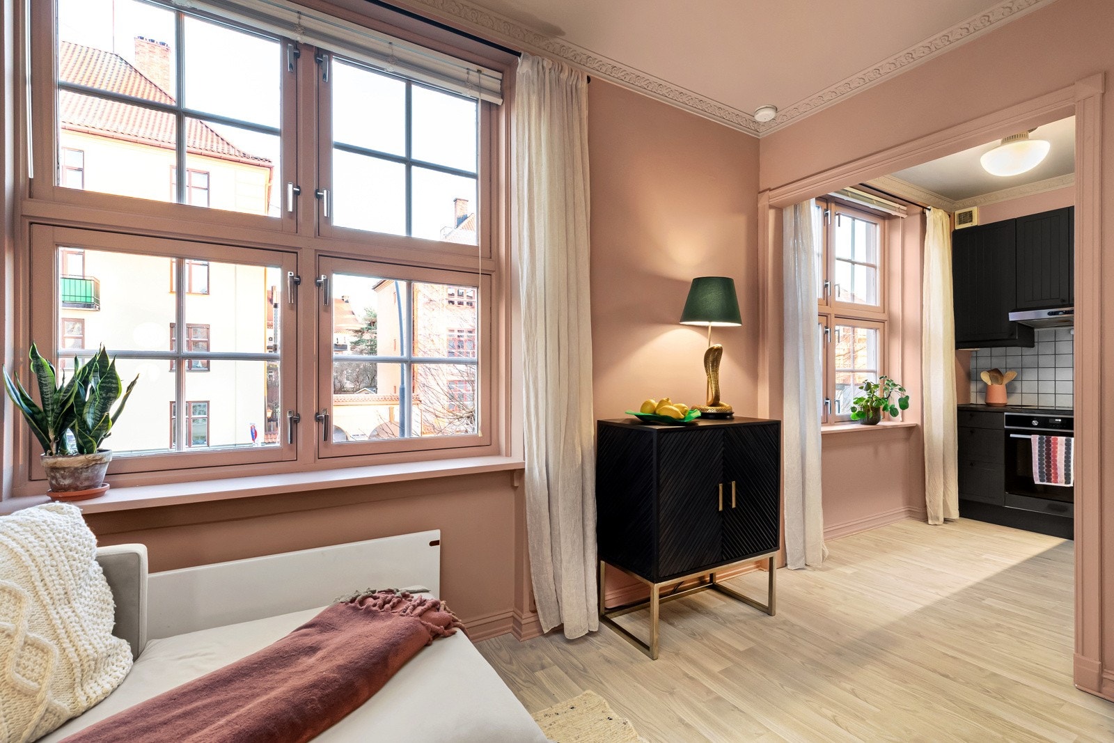 Generøse vindusflater som slipper inn godt med naturlig lys. Galleribilde