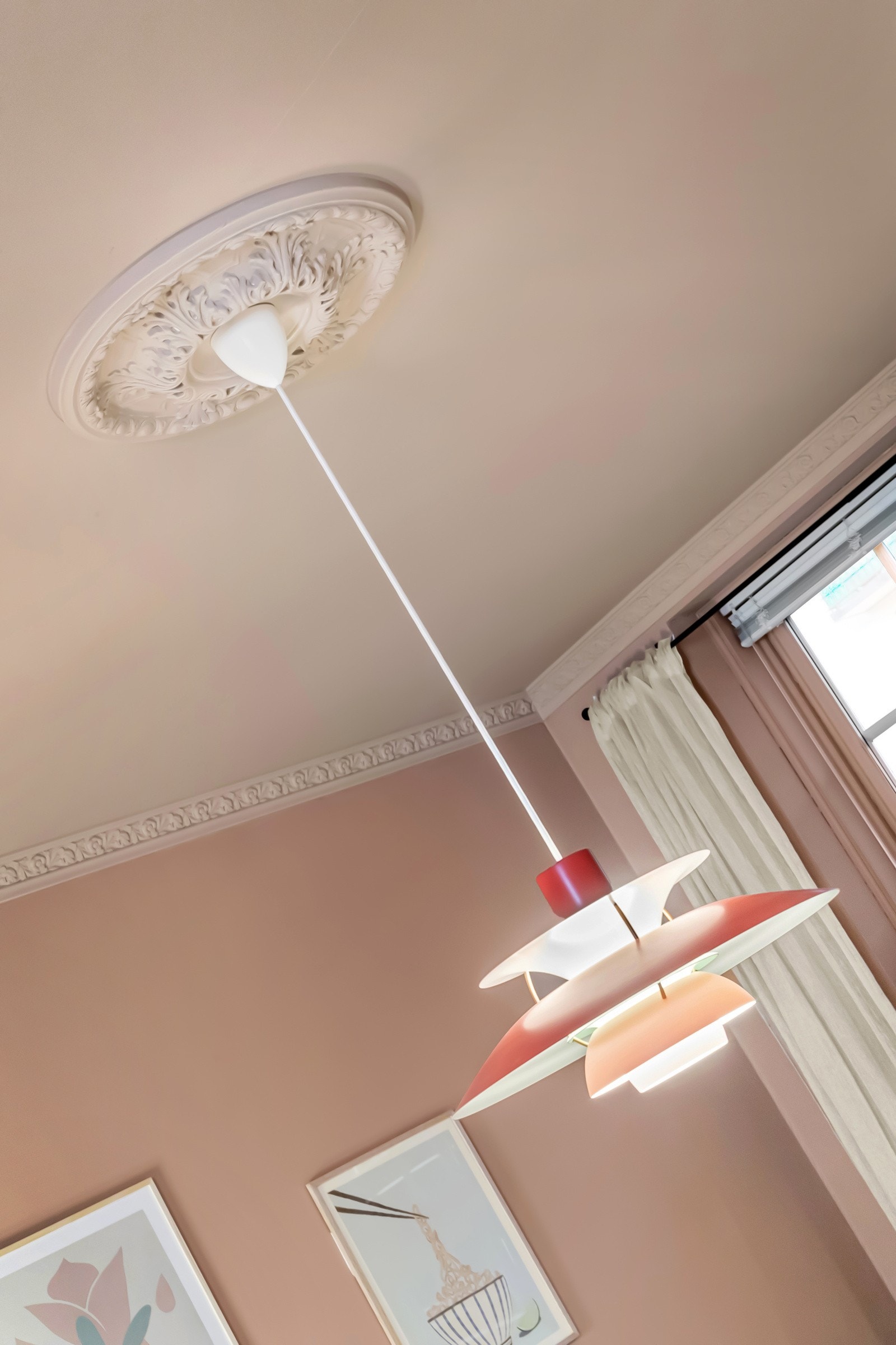 Klassiske detaljer som generøs takhøyde, rosett og stukkatur. Galleribilde