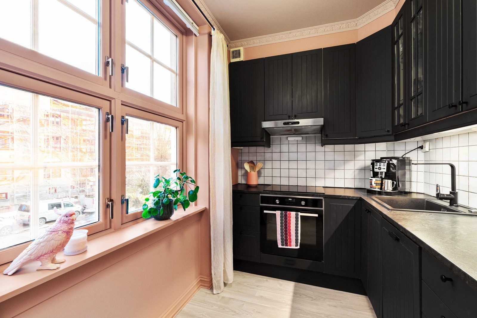 Moderne og tidsriktig IKEA kjøkkeninnredning med gode arbeidsflater og rikelig med skuff- og skapløsninger Galleribilde