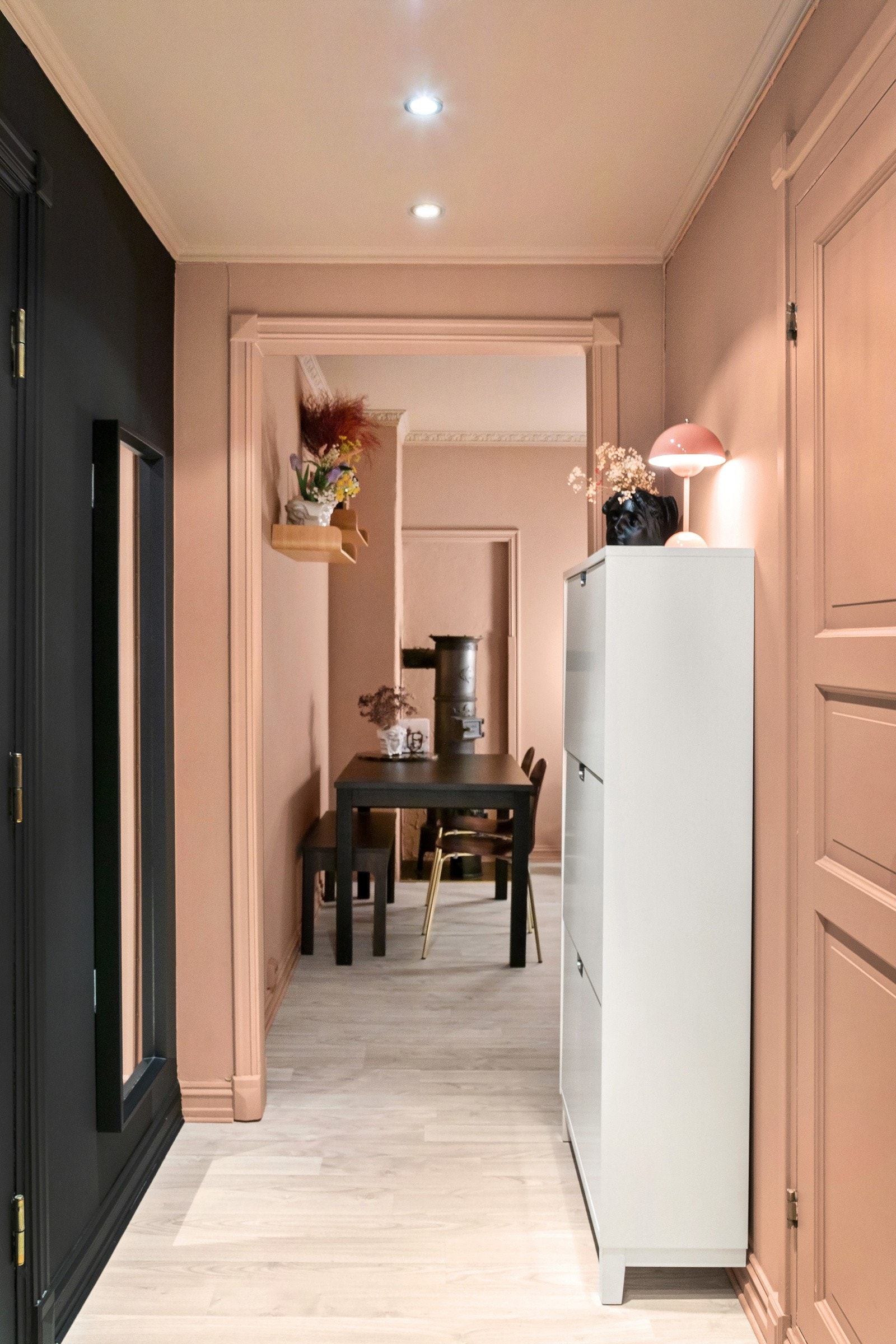 Med leiligheten følger en kjellerbod på 5,6 m² og en loftsbod på 4 m² (gulvareal ca. 8 m²). Galleribilde