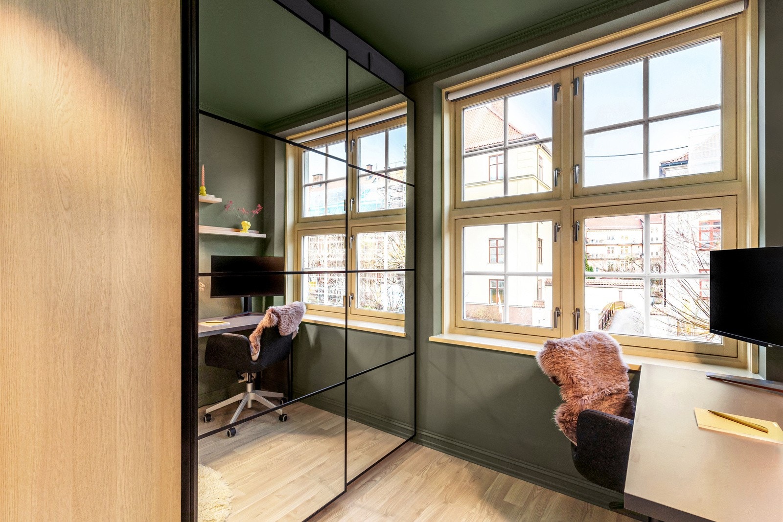 Det er god plass til dobbeltseng, kontor avdeling og rikelig med oppbevaringsplass i medfølgende skyvedørsgarderobe. Galleribilde