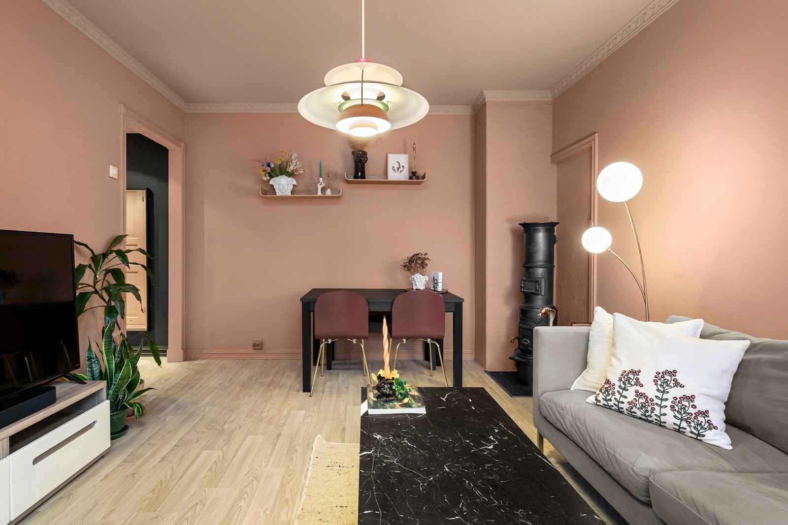 Fin sone for spisebord i stuen - her kan man invitere venner og familie til hyggelige lag! Galleribilde