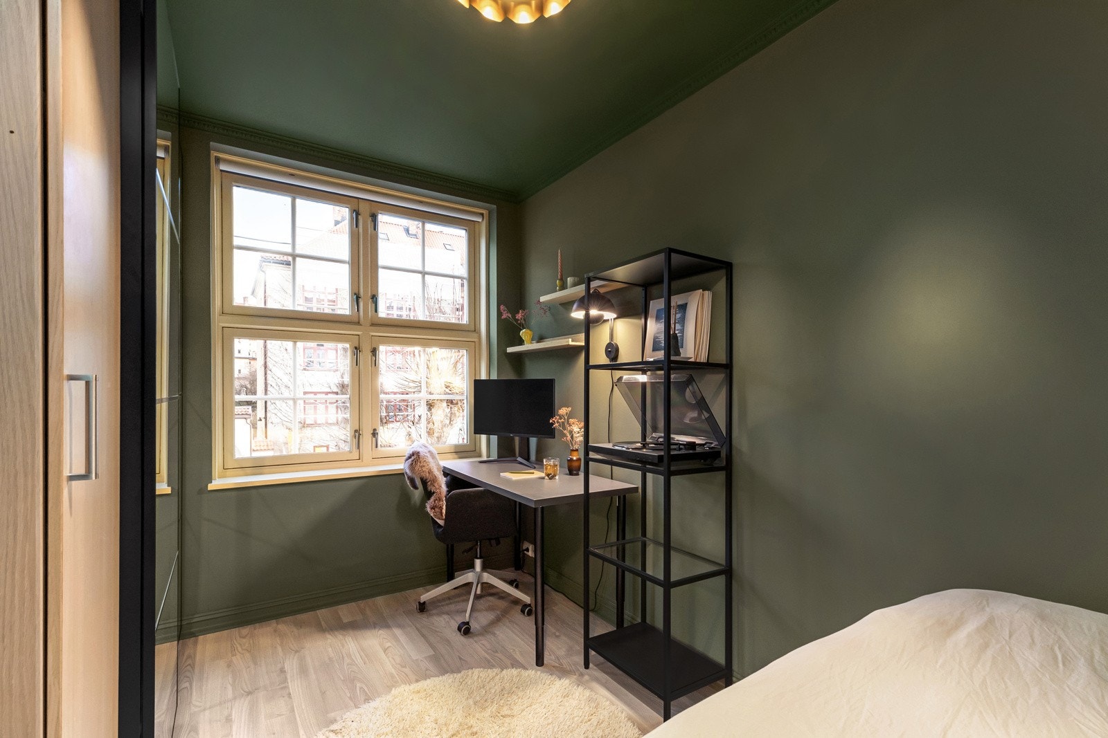 Soverommet er holdt i moderne farge som står i stil med resten av leiligheten. Galleribilde