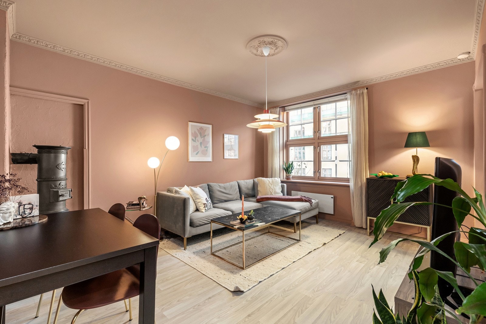 Klassisk og lekker 2-roms leilighet som ligger rolig og tilbaketrukket på idylliske Rosenhoff. Galleribilde