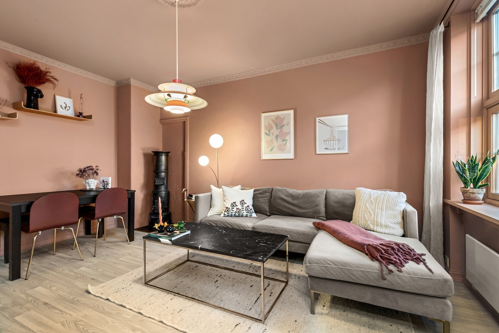 Tiltalende stue med god plass til sofagruppe, spisegruppe og TV- løsning. Galleribilde