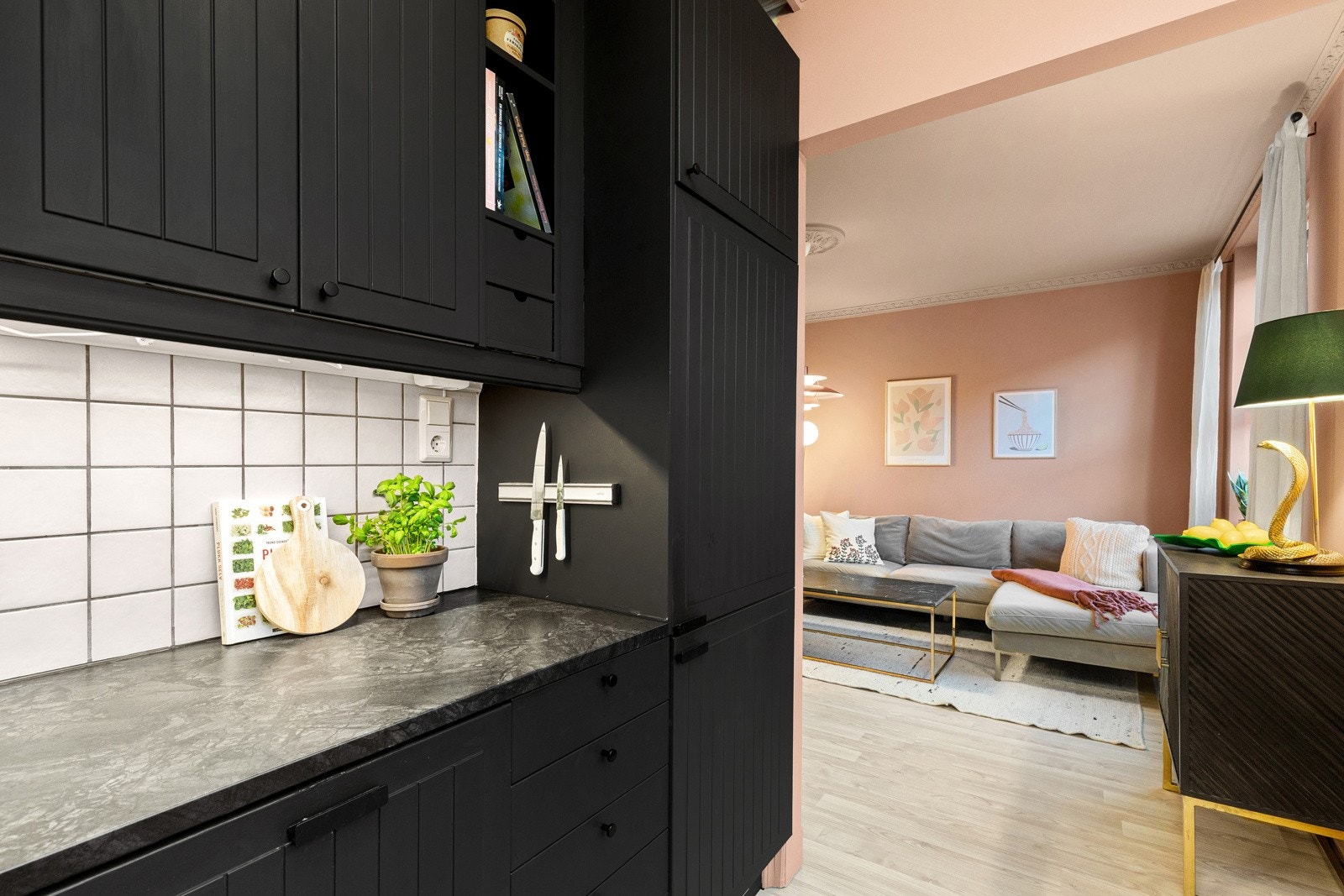 Kjøkkeninnredningen ble oppgradert i 2021/2022 med maling av fronter, nye benkeplater, oppvaskkum inkl. blandebatteri og hvitevarer Galleribilde