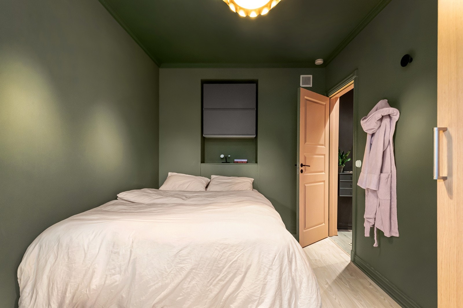 Det er god plass til dobbeltseng, kontor avdeling og rikelig med oppbevaringsplass i medfølgende skyvedørsgarderobe. Galleribilde