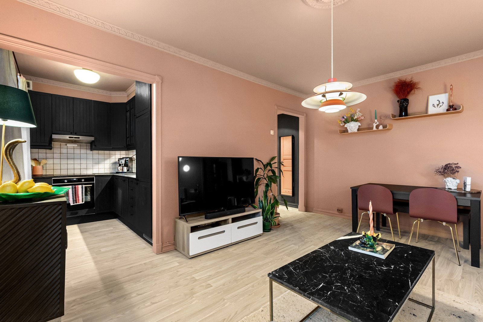 kjøkkenet ligger i delvis åpen løsning mot stuen, som gir en fin og sosial løsning. Galleribilde