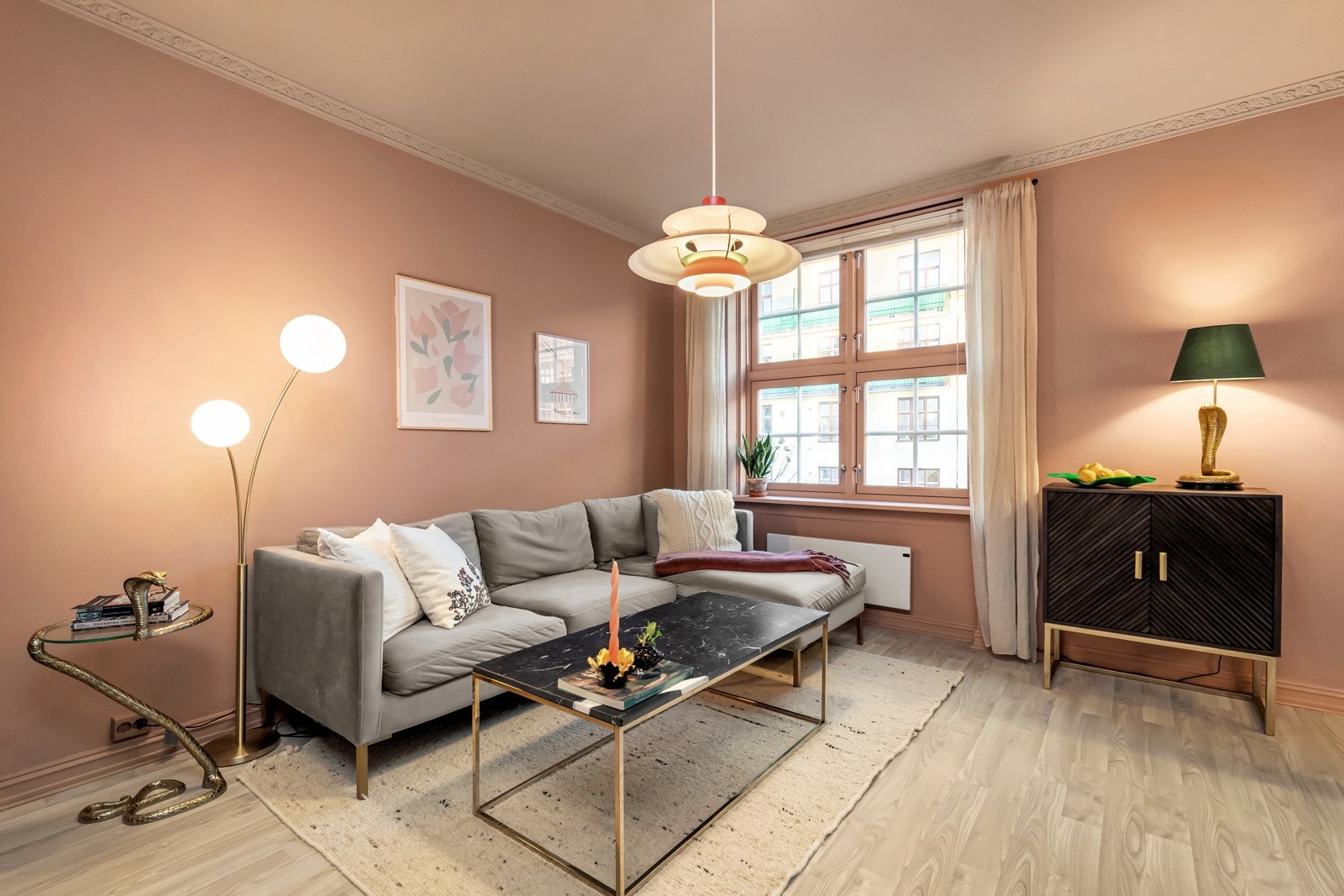 Tiltalende stue med god plass til sofagruppe, spisegruppe og TV- løsning. Galleribilde