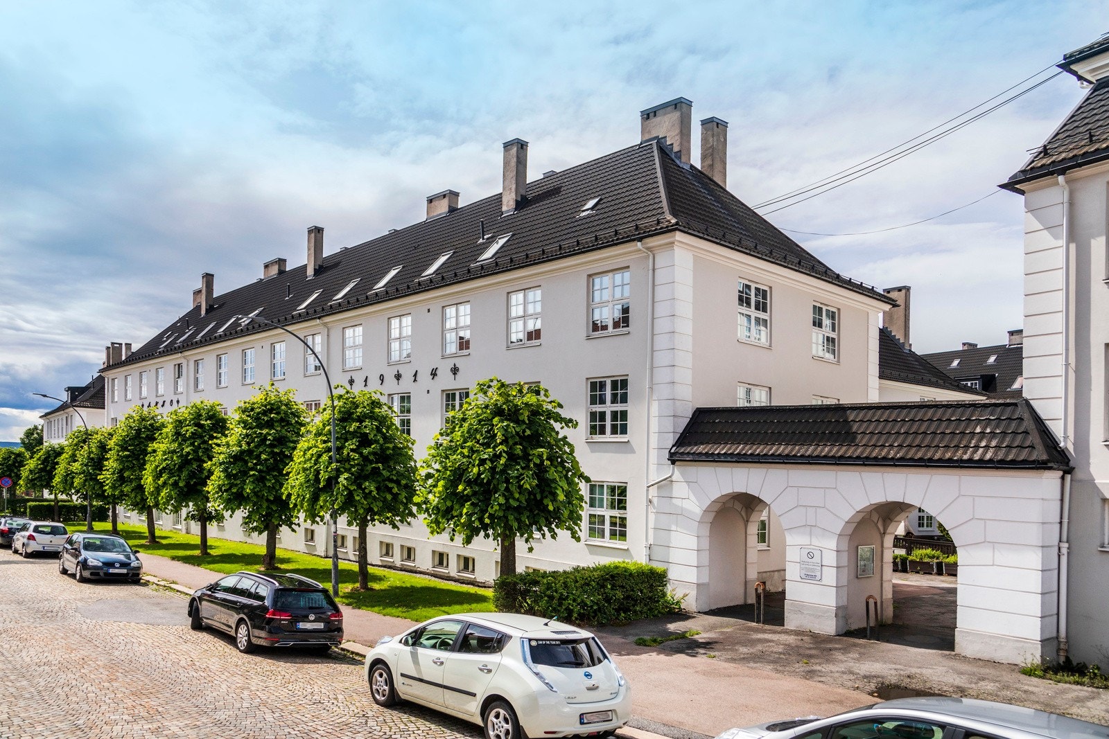 Oslos kanskje hyggeligste borettslag, preges av vakker arkitektur, idylliske forhager og et pent opparbeidet indre gårdsrom. Galleribilde