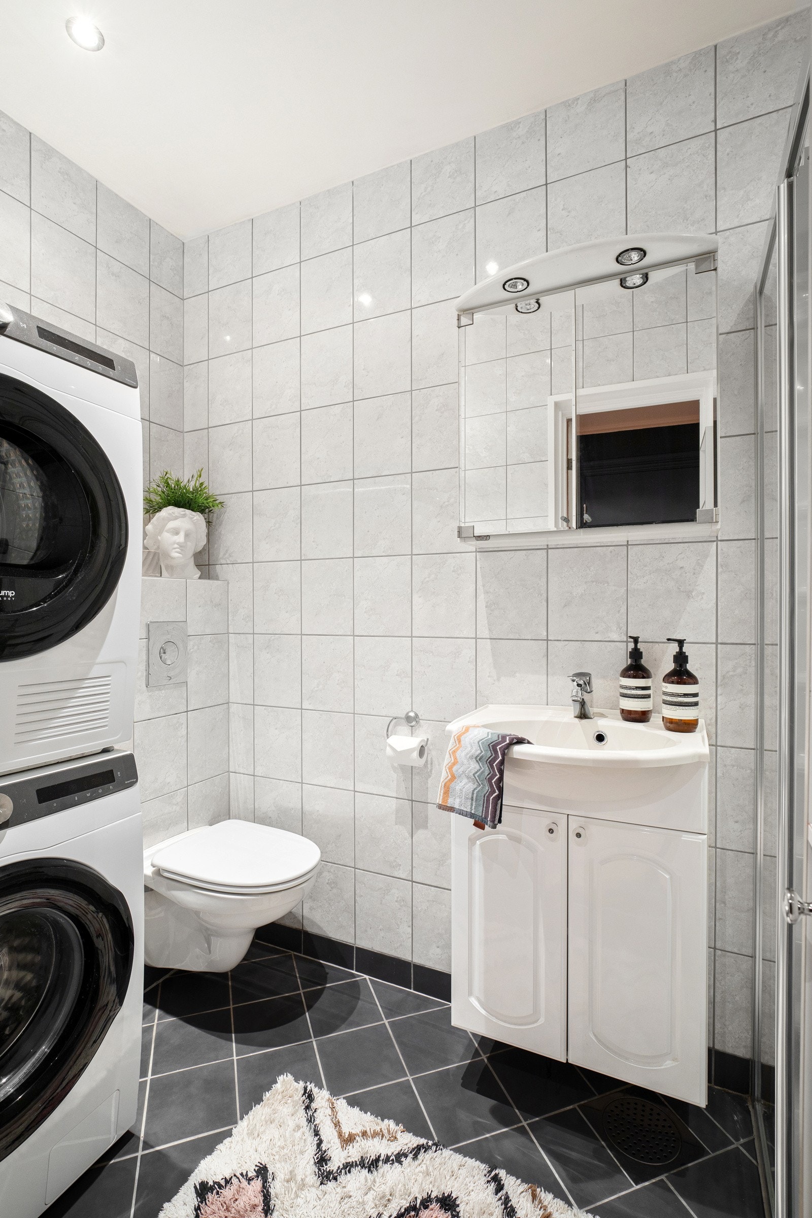 Oppvarming av boligen gjennom elektriske panelovner. Varmekabler på bad og vedovn i stue. Galleribilde