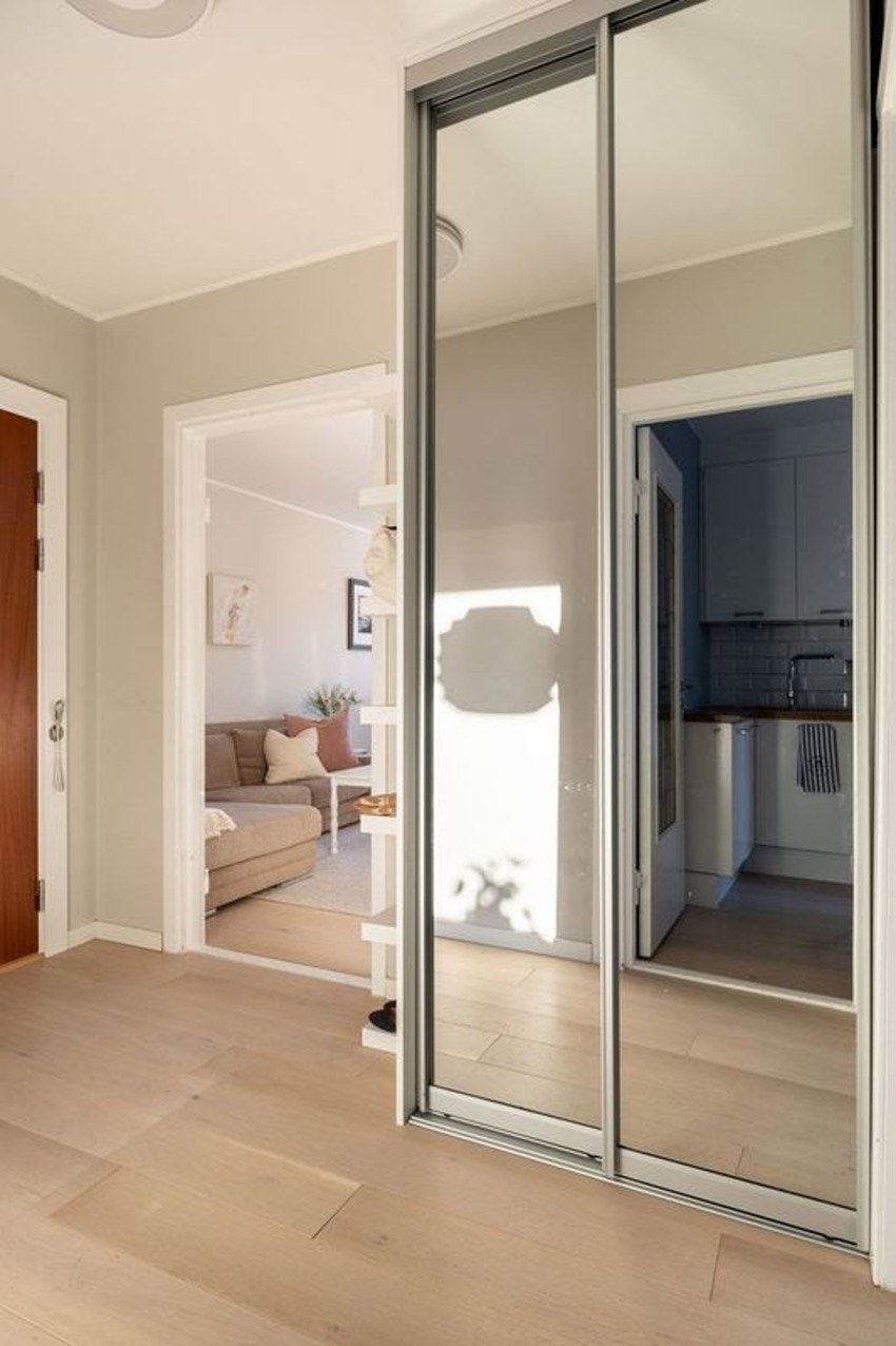Du blir ønsket velkommen inn i en lys entré med skyvedørsgarderobe. Galleribilde