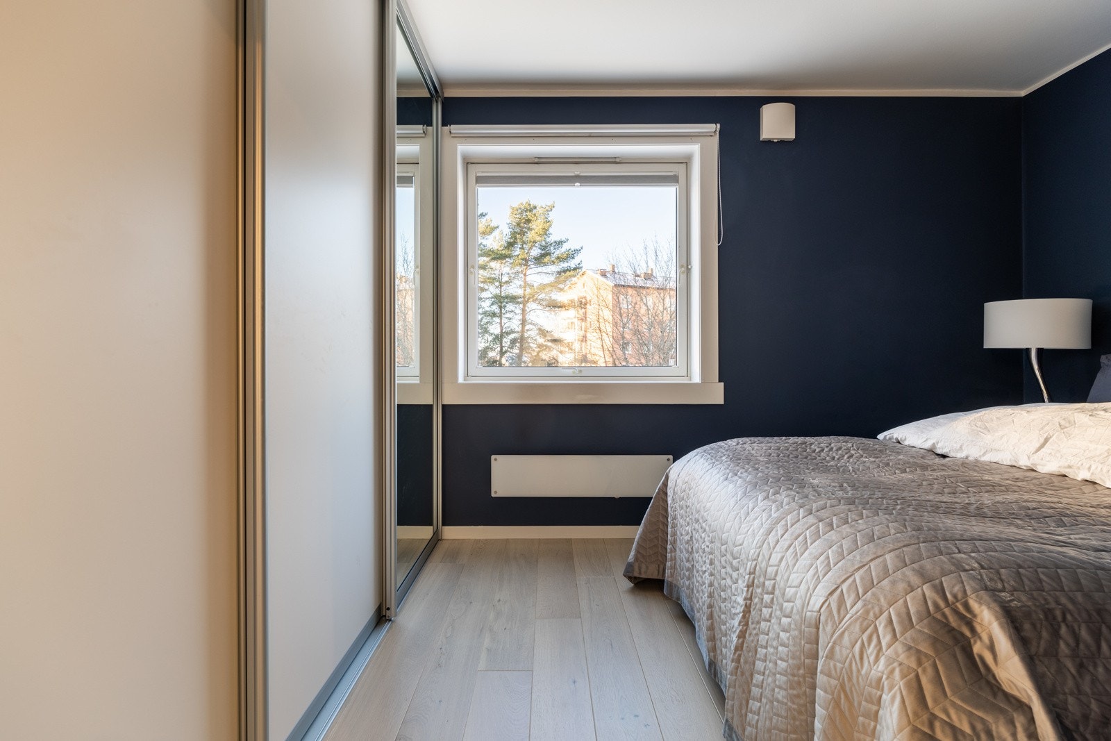 Hovedsoverom med stor skyvedørsgarderobe, hvor man har rikelig med oppbevaring. Galleribilde
