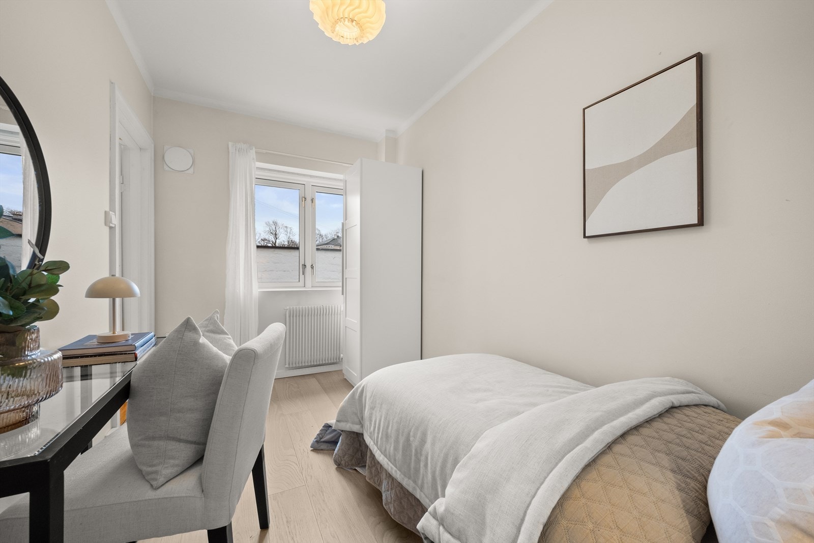 Det andre soverommet er noe mindre, men fungerer utmerket som barnerom, gjesteværelse eller hjemmekontor, alt etter behov. Galleribilde