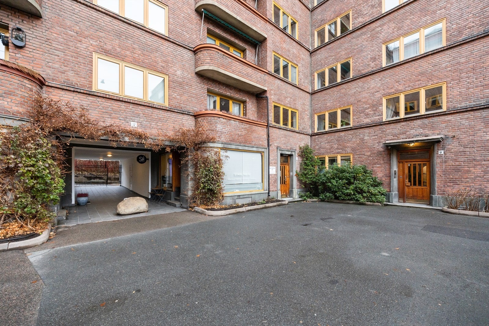 Adkomst skjer gjennom gårdens hyggelige bakgård, hvor et par trappetrinn fører deg til heisen. Galleribilde