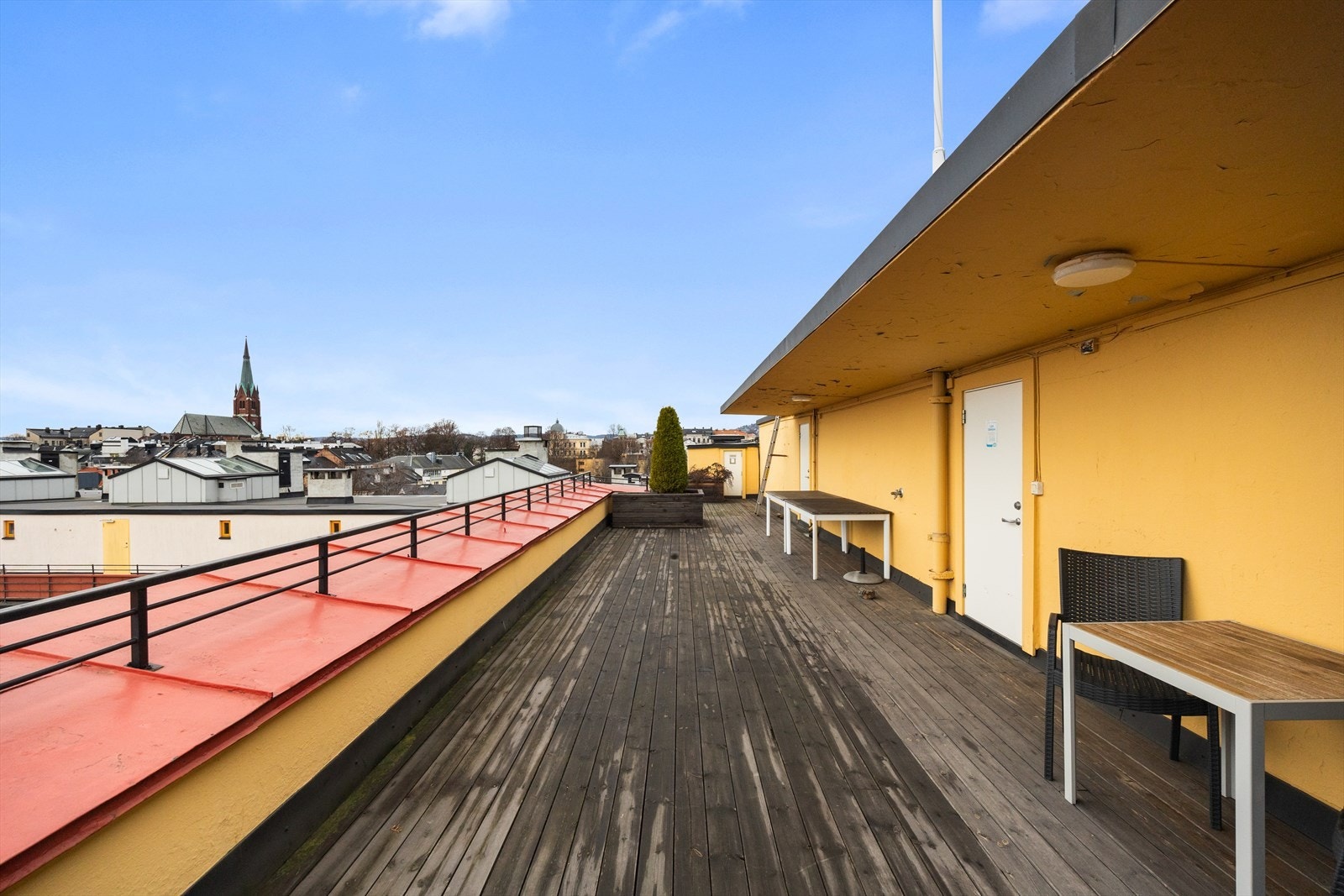 Sameiet har en stor takterrasse som kan benyttes via booking for seksjonseierne. Galleribilde