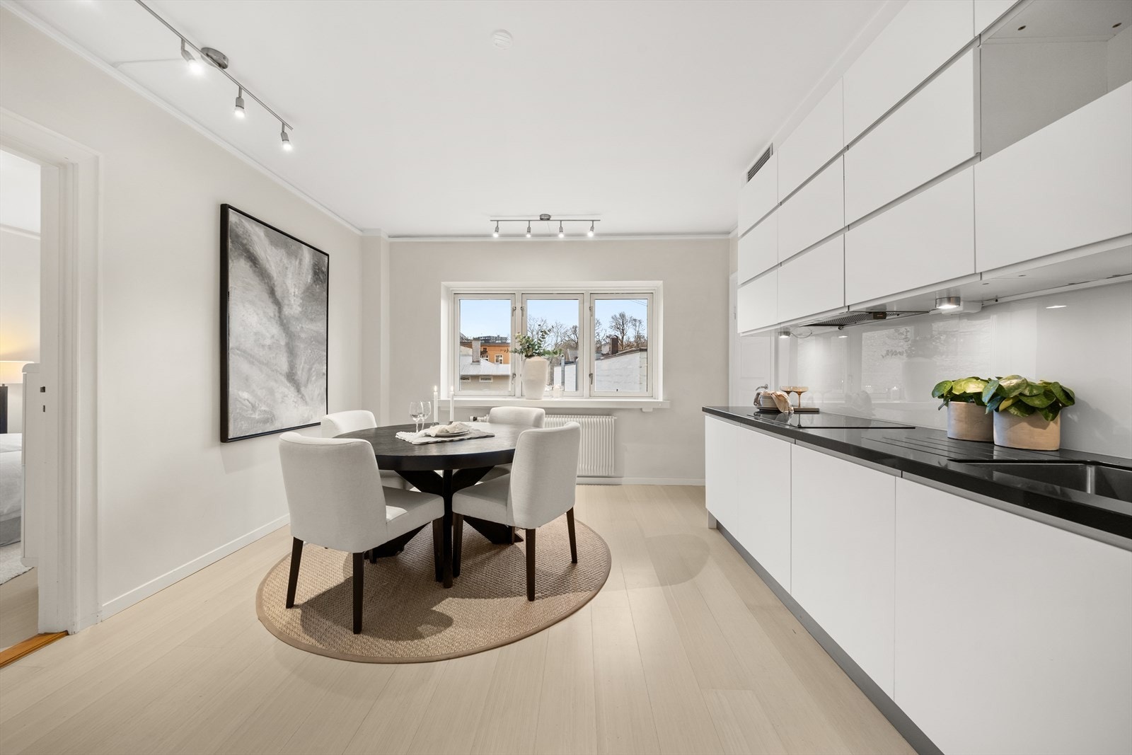 Spisestuen ligger som en naturlig forlengelse av kjøkkenet. Galleribilde