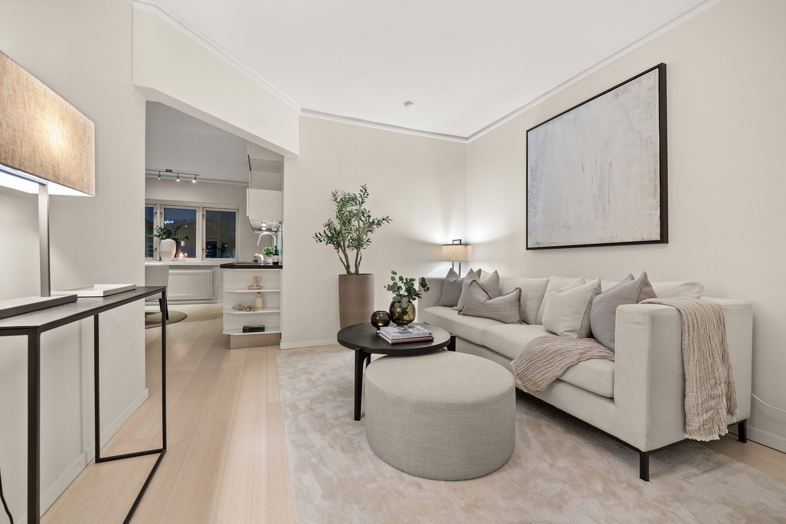 Stuen og spisestuen er utformet i en åpen og innbydende planløsning med direkte forbindelse til kjøkkenet. Galleribilde