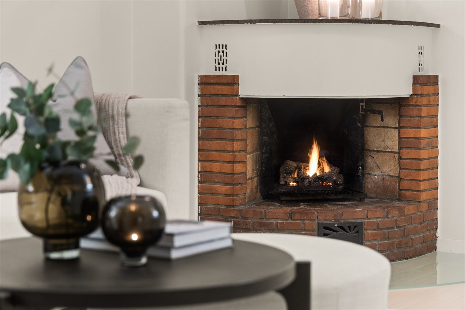 En peis er plassert sentralt i rommet og sørger for både varme og hygge. Galleribilde