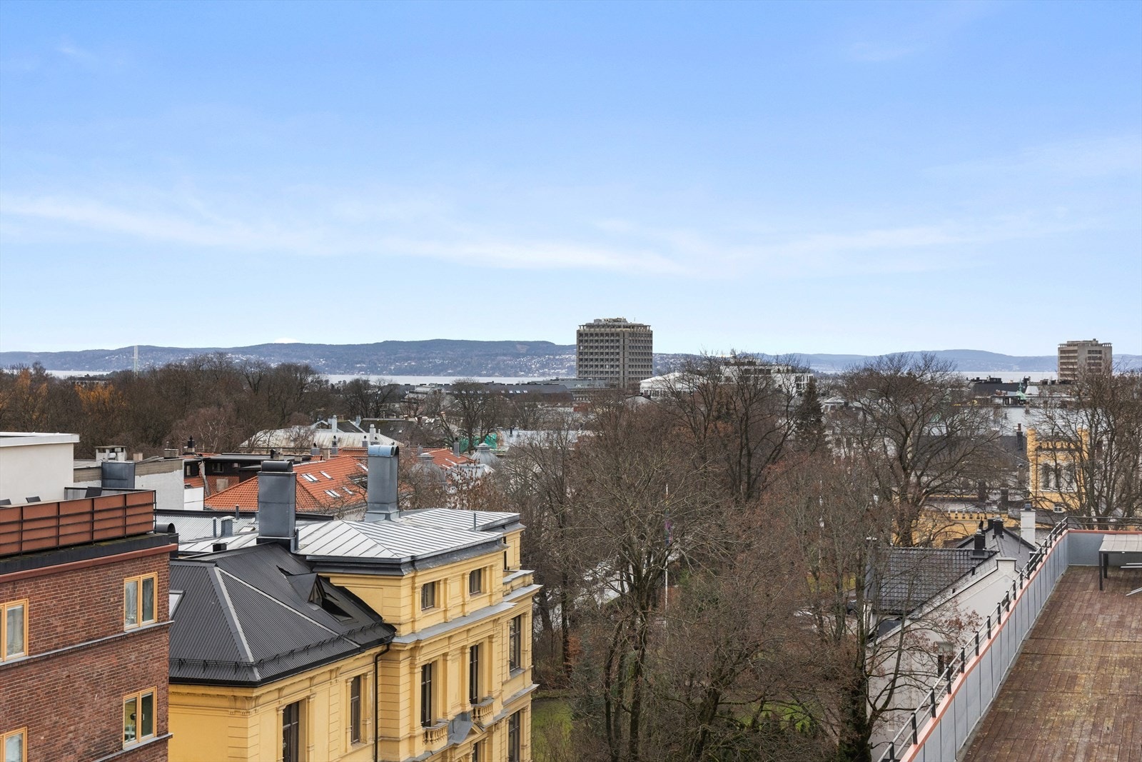 Uranienborgveien 11G har en sentral, men samtidig tilbaketrukket beliggenhet i et rolig atrium mellom Parkveien og Oscars gate. Galleribilde