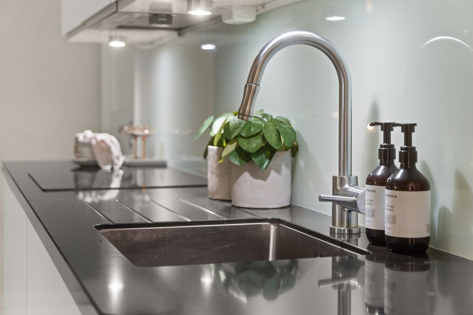 Benkeplaten i komposittstein skaper en flott kontrast til den lyse innredningen. Galleribilde