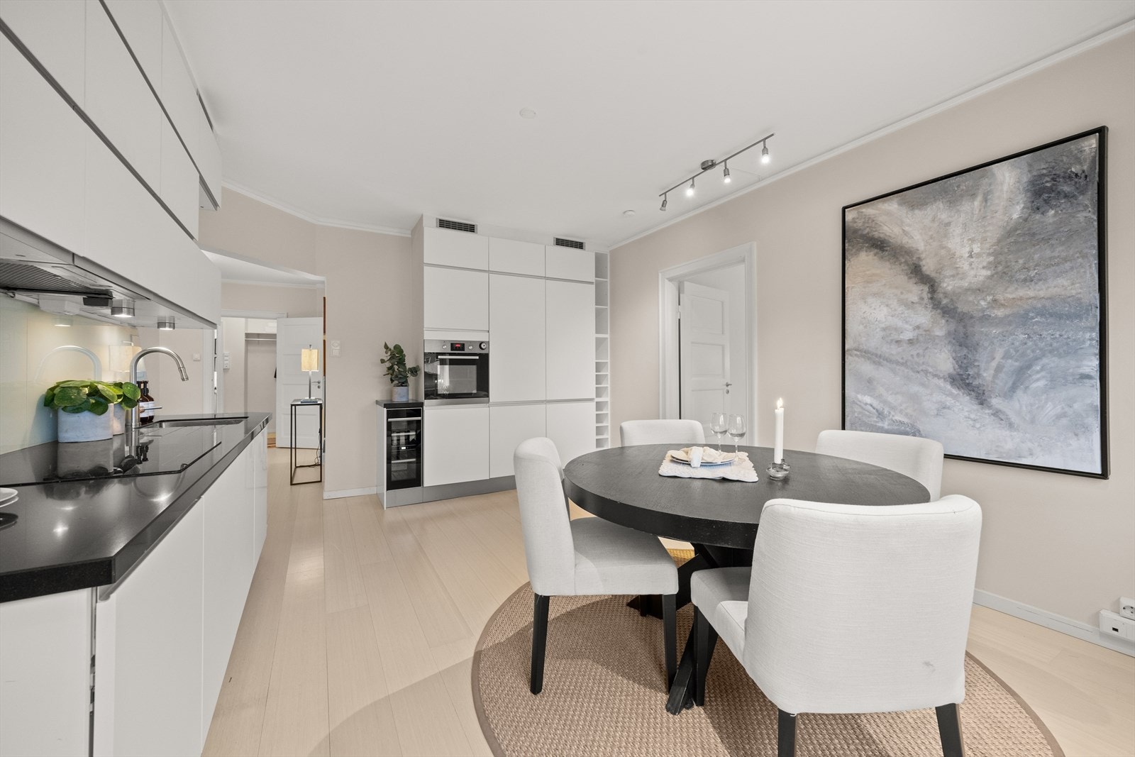 Gulvet i bambus står godt til de lyse veggene og gjennomtenkte materialvalgene i rommet. Galleribilde