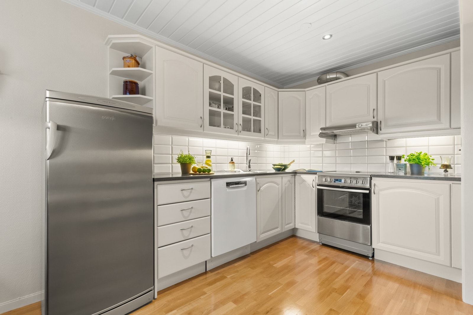 Innredningen er noe eldre, men fremstår som funksjonell. Innredningen har malte profilerte fronter og laminat benkeplate. Nye fliser over benkeplate. Galleribilde