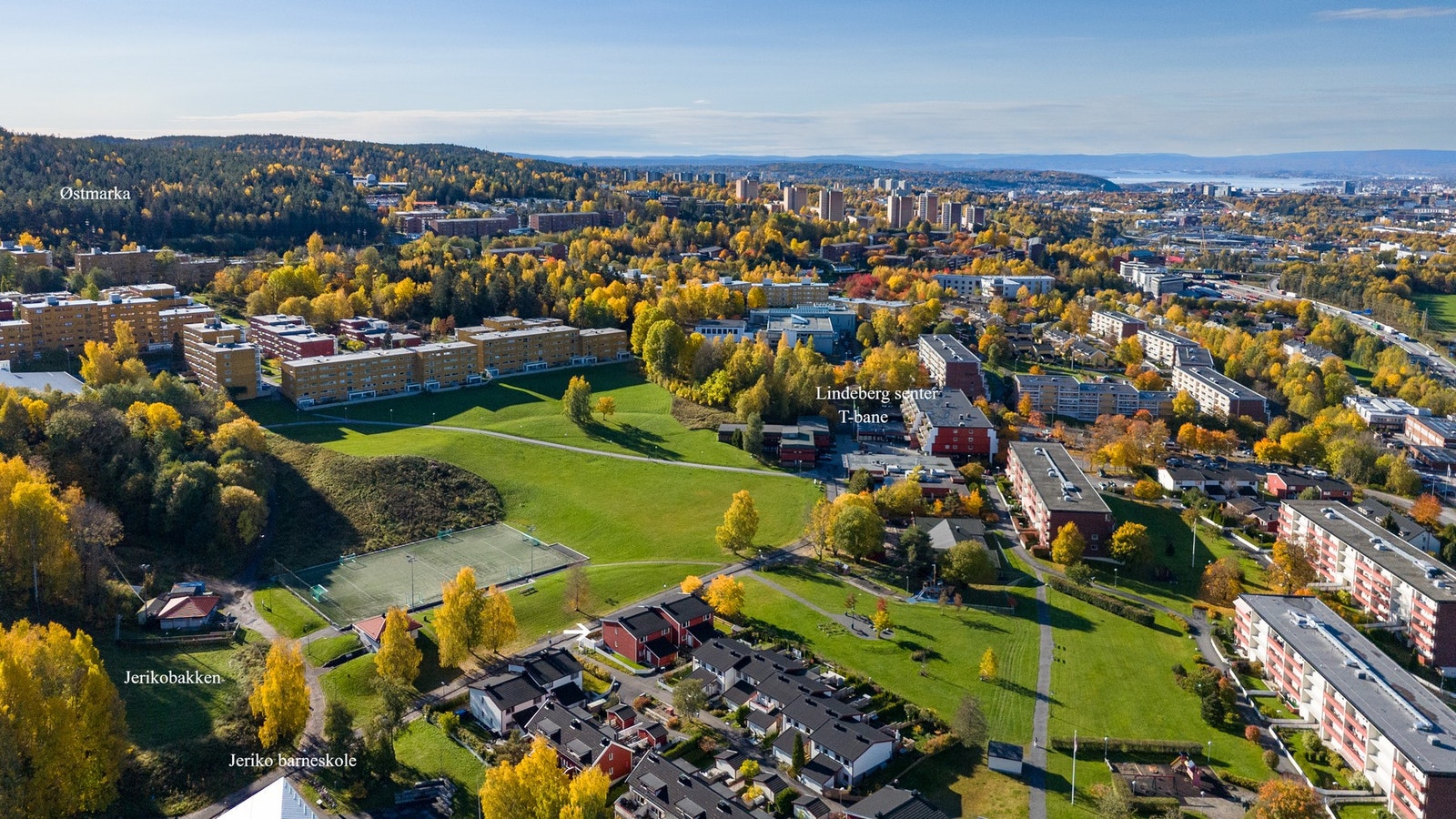 Her bor du i hjertet av Lindeberg med kun få minutters gange til både skoler, barnehager, nærsenter, kollektivtransport og marka. Boligen er markert med pil på bildet. Galleribilde