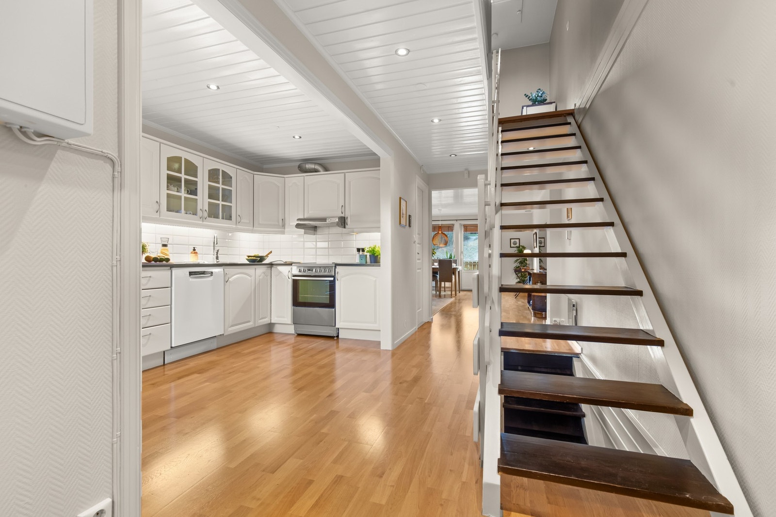 Kjøkkenet er delvis åpnet opp mot gangen, som gir en hyggelig og sosial atmosfære. Galleribilde