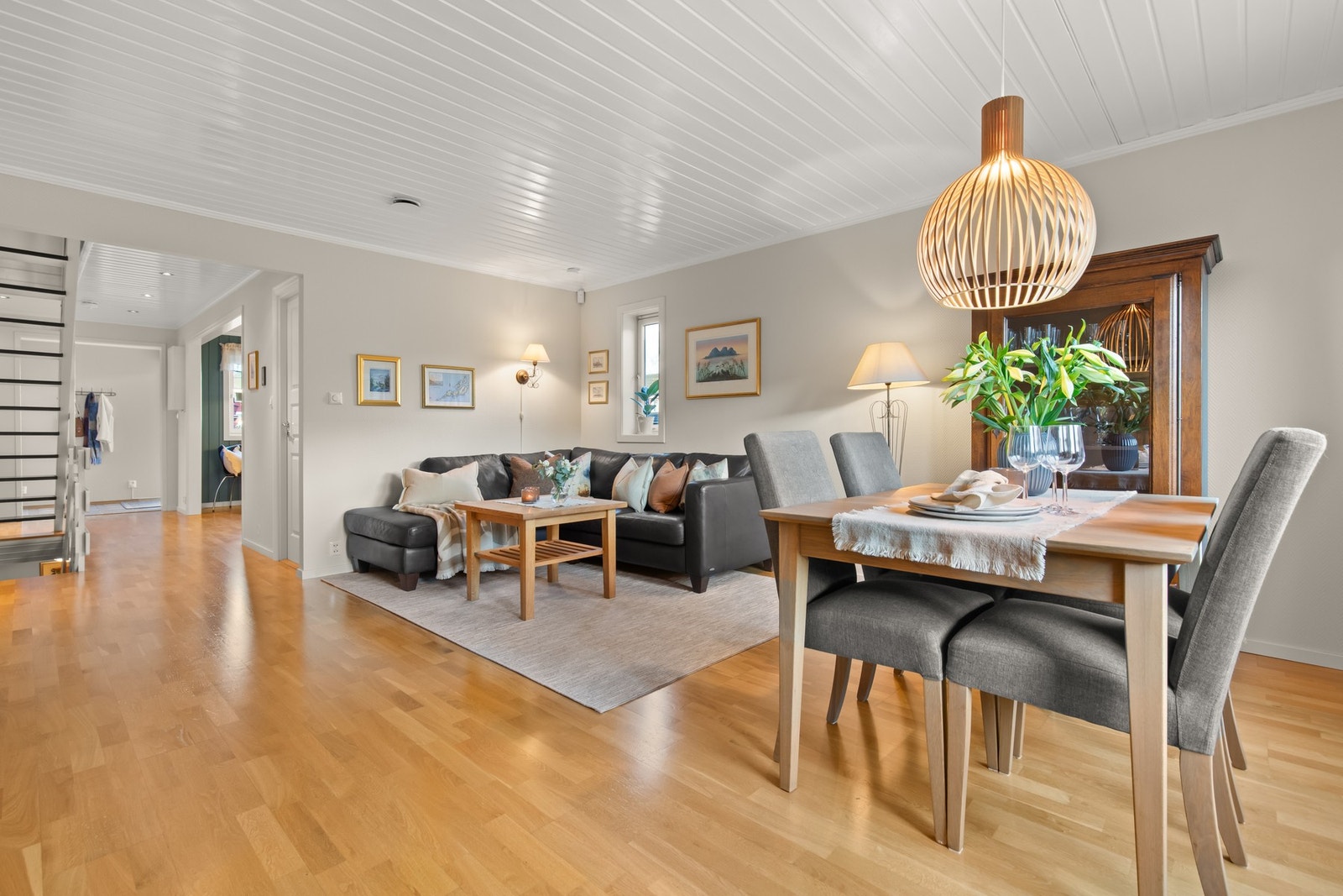 Innbydende stue med god plass til både sofagruppe, spisebord og annet møblement Galleribilde