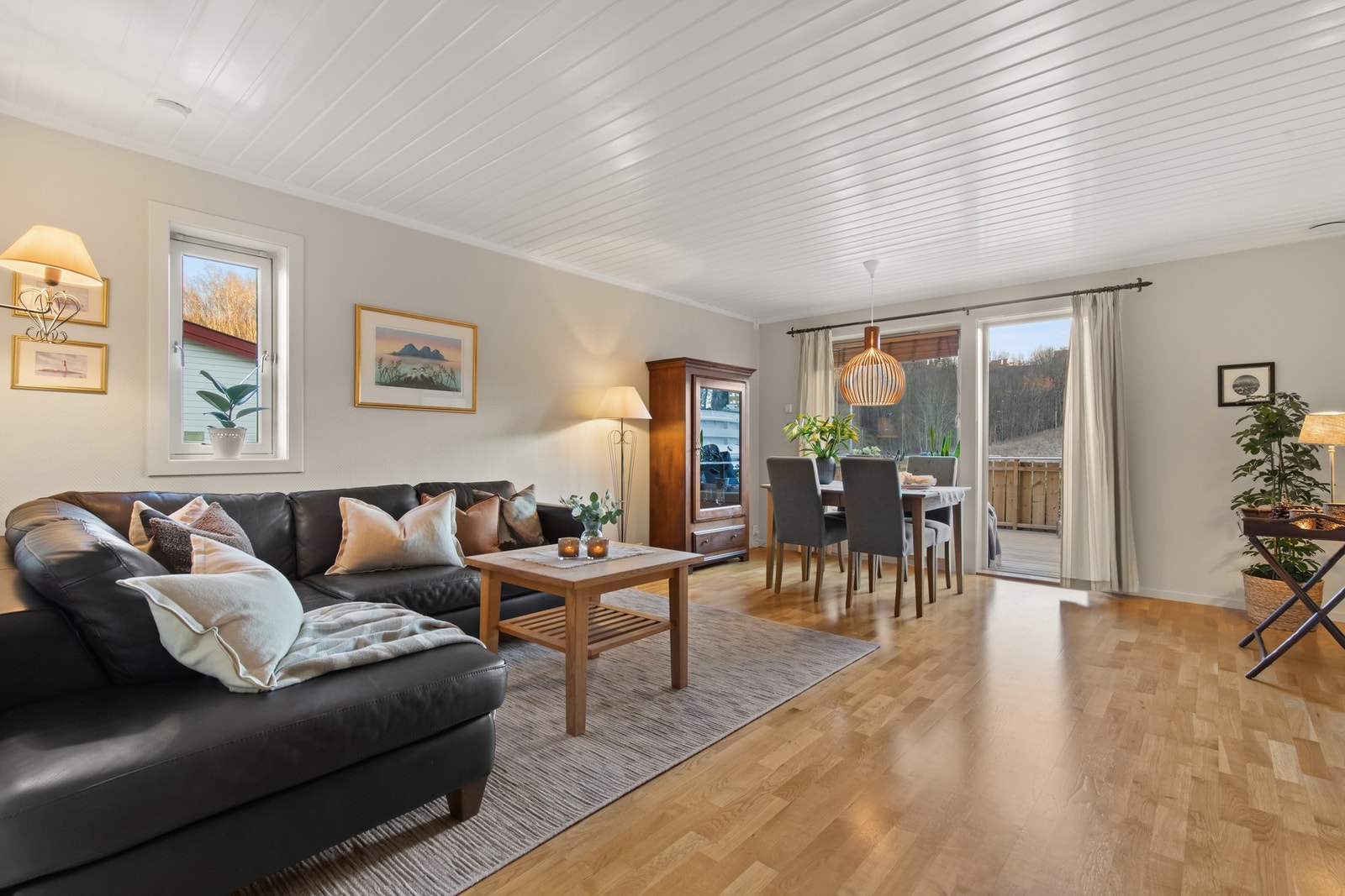 Boligen går over tre plan og er den største rekkehustypen i området. Boligen har en innholdsrik og familievennlig planløsning. Galleribilde