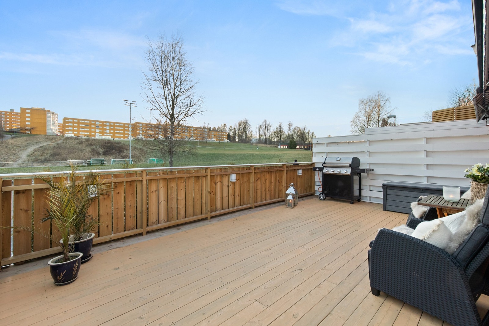 Fra stuen har du utgang til stor, solrik terrasse på 26 kvm som ble ferdigstilt i 2023. Terrassen har god plass til både spisebord, grill og loungemøblement. Galleribilde