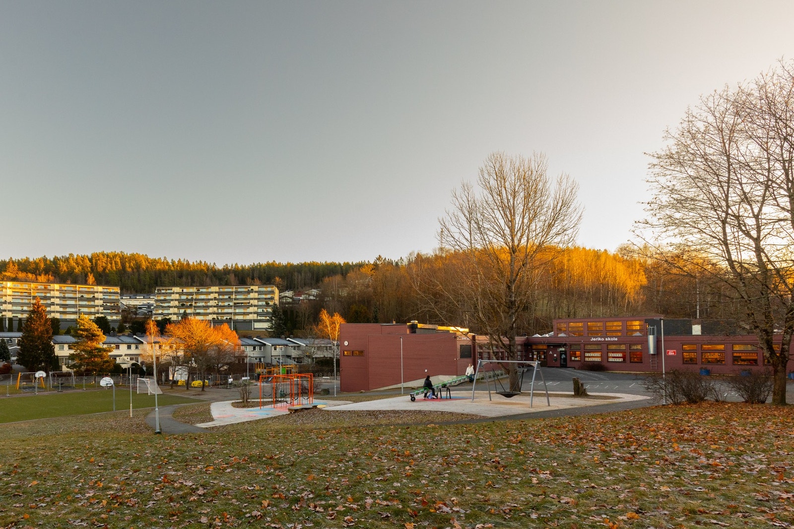 Populære Jeriko skole ligger rett nedenfor borettslaget med trygg adkomst via gangvei gjennom boligområdet. Det er også kun få minutters gange til Lindeberg barne- og ungdomsskole. Galleribilde