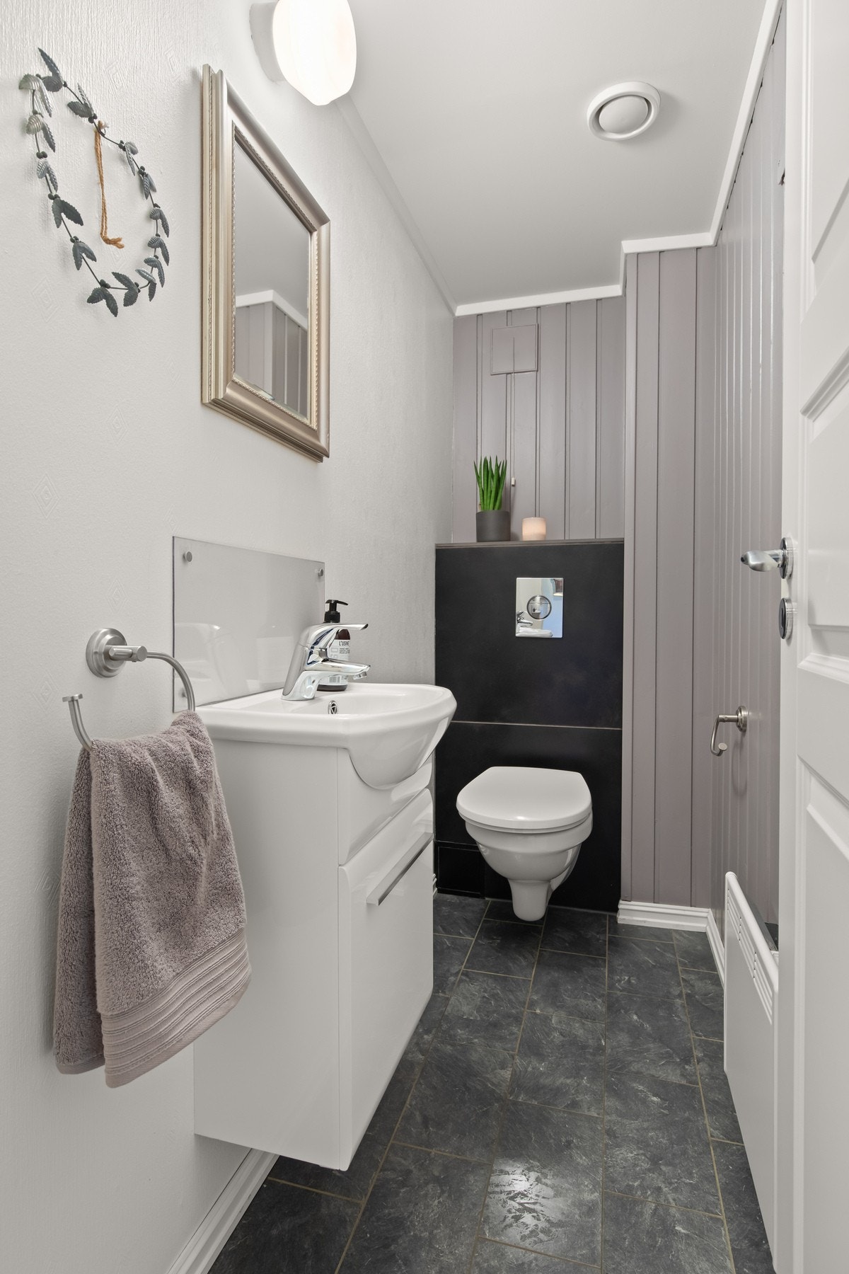 Toalettet har nye overflater og innredning fra 2007. Toalettet kan fjernes om du ønsker åpen løsning i hele 1. etasje. Galleribilde