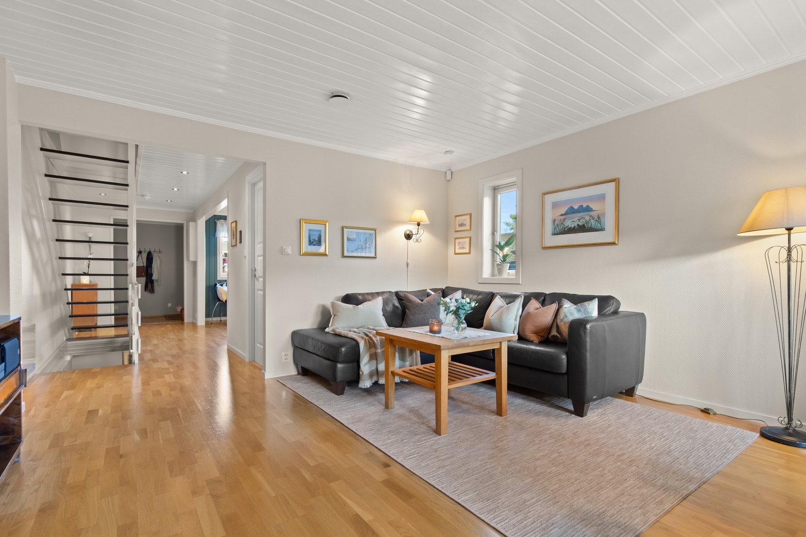 Kjøkkenet ligger i tilknytning til stuen, samtidig i en egen sone. Det er anledning til å åpne opp mellom stue og kjøkken om ønskelig. Galleribilde